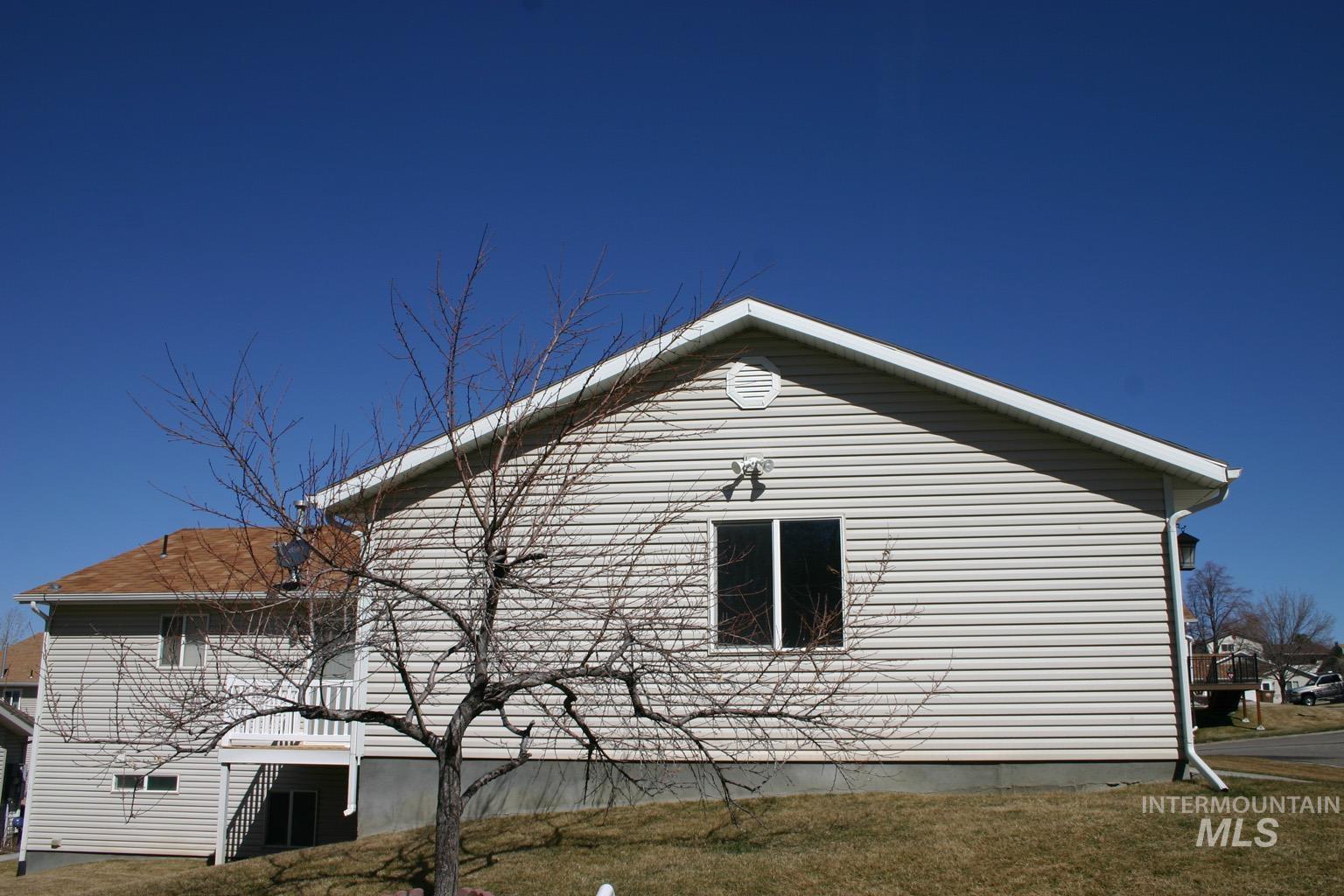 723 Raindrop Dr. Property Photo 2