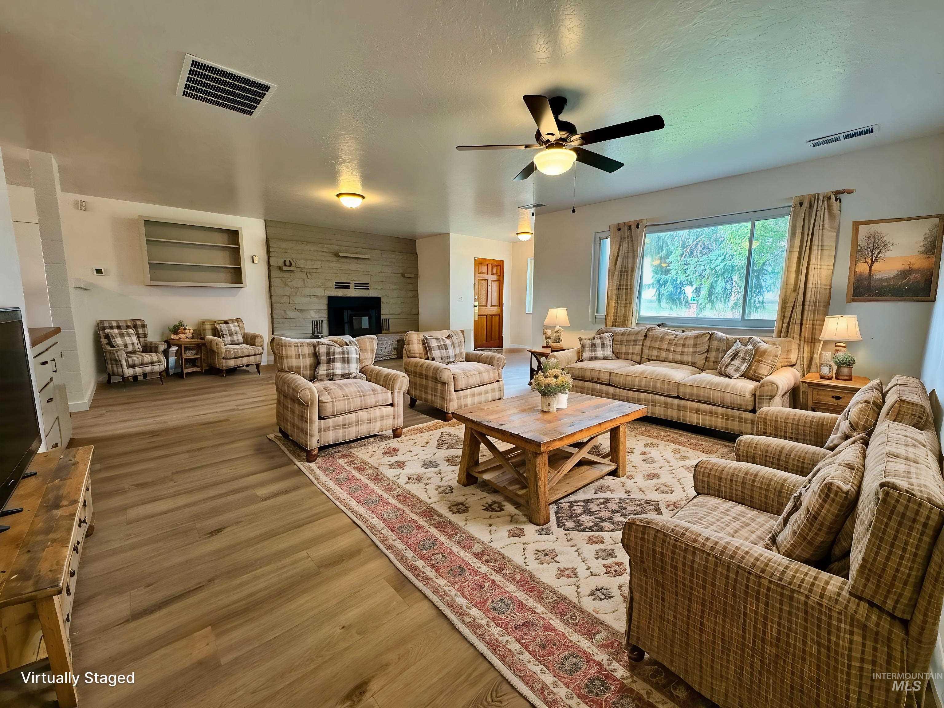 2435 Schiller Rd Property Photo 4