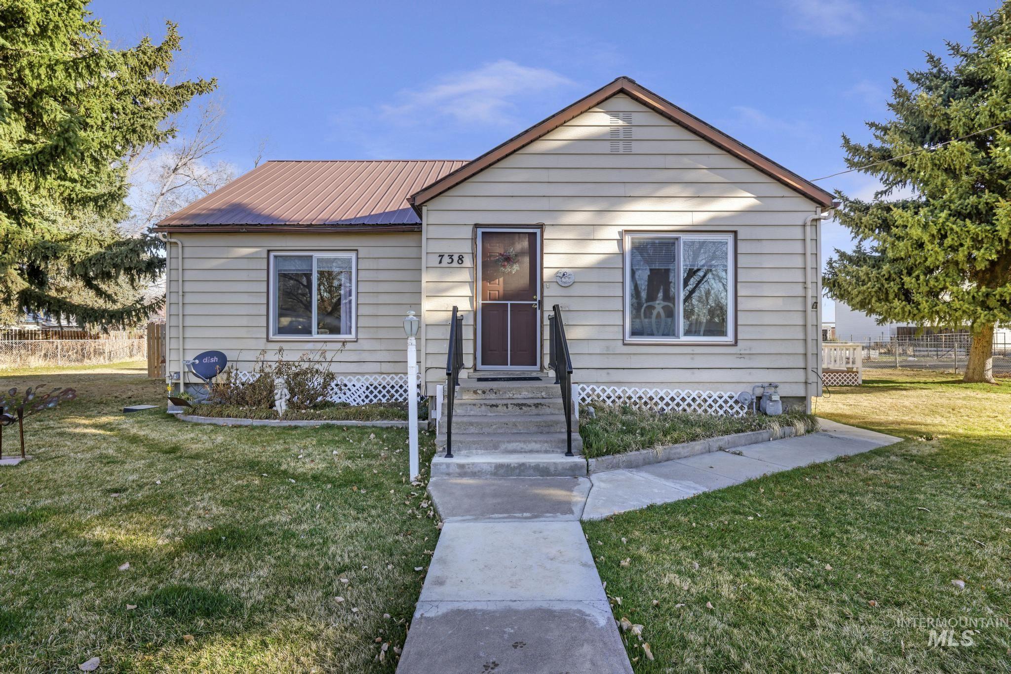 738 3rd Ave E Property Photo