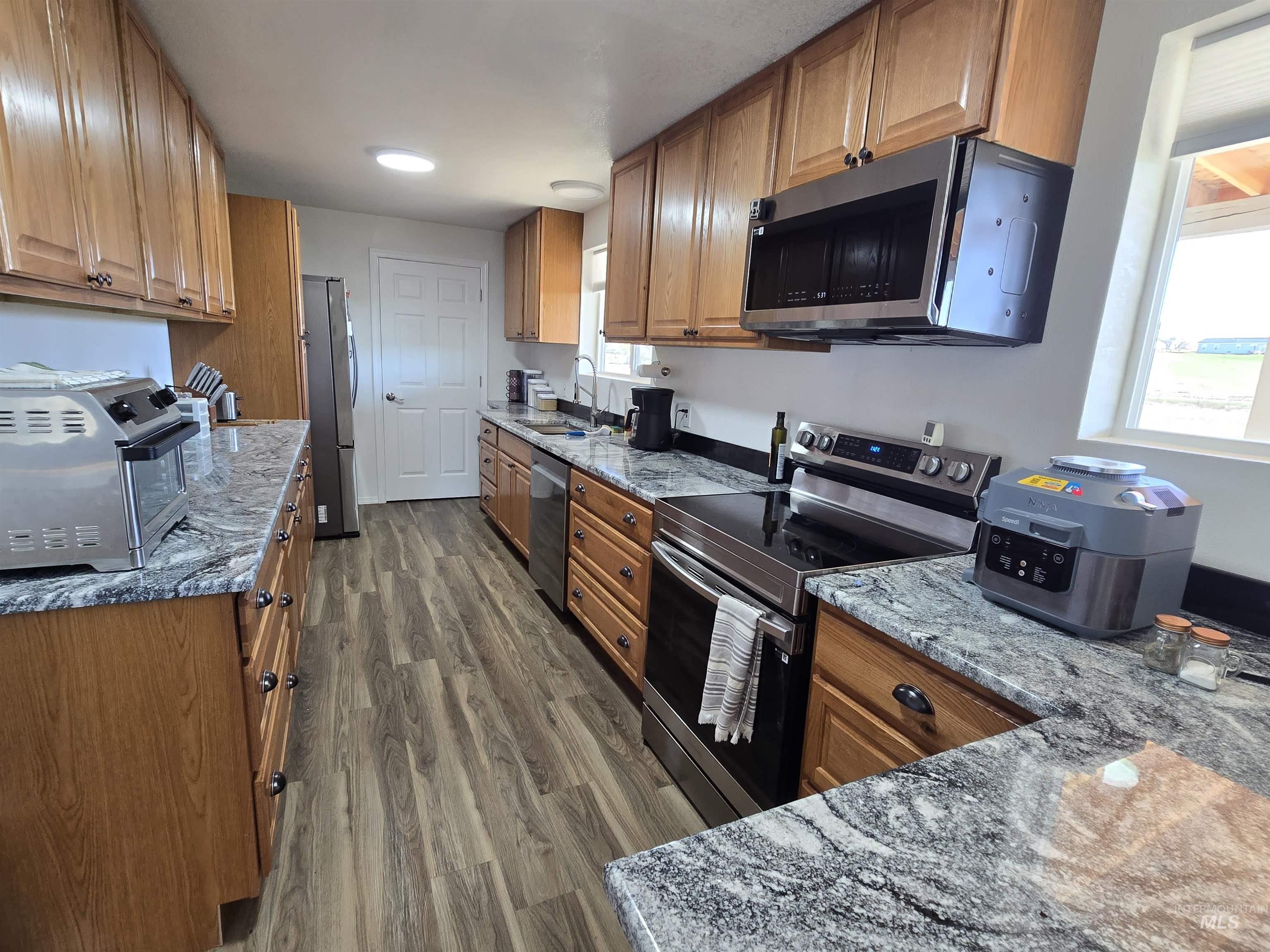 1086 Highland Lane Property Photo 1