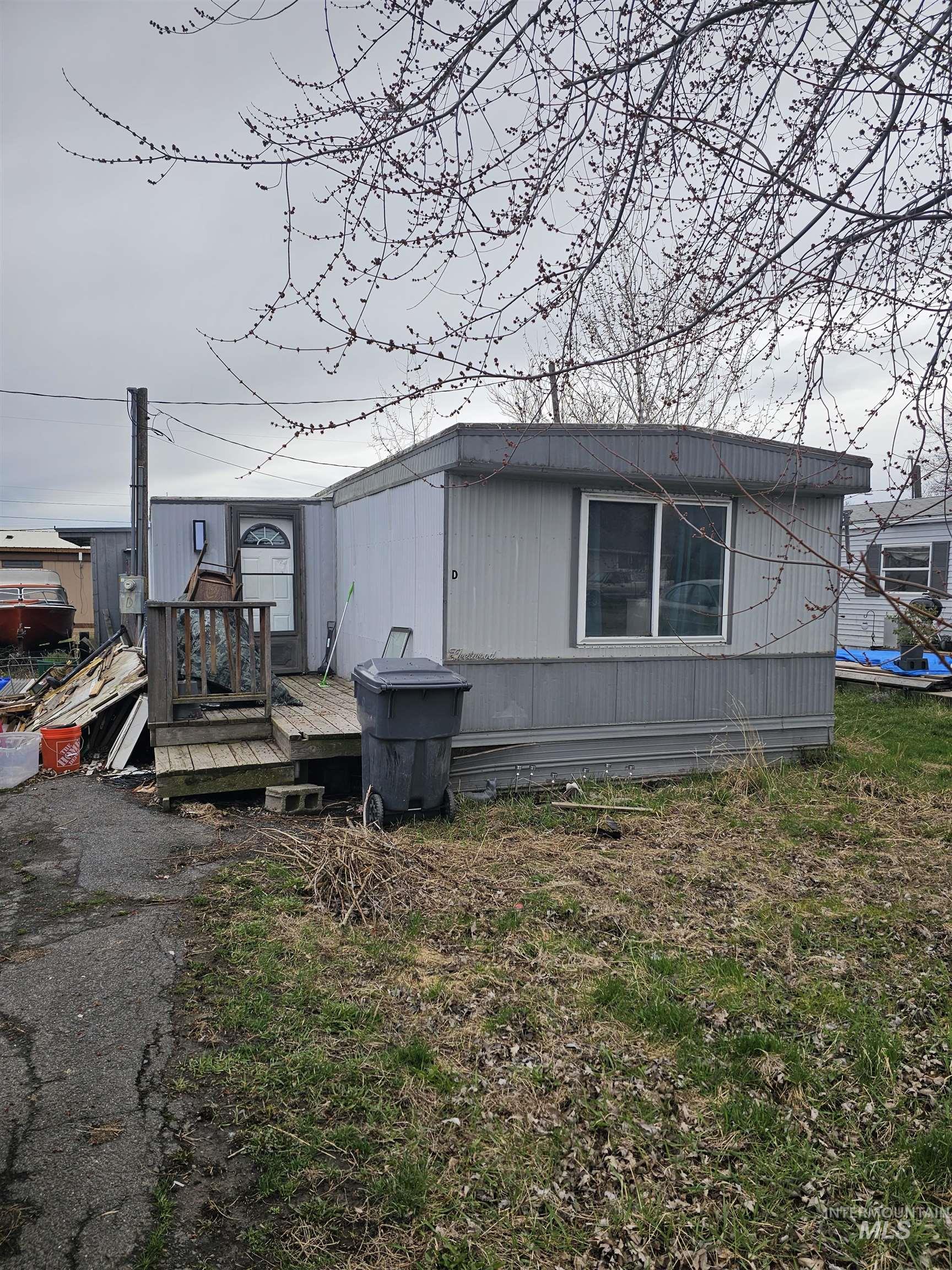 331 E Walnut St Property Photo