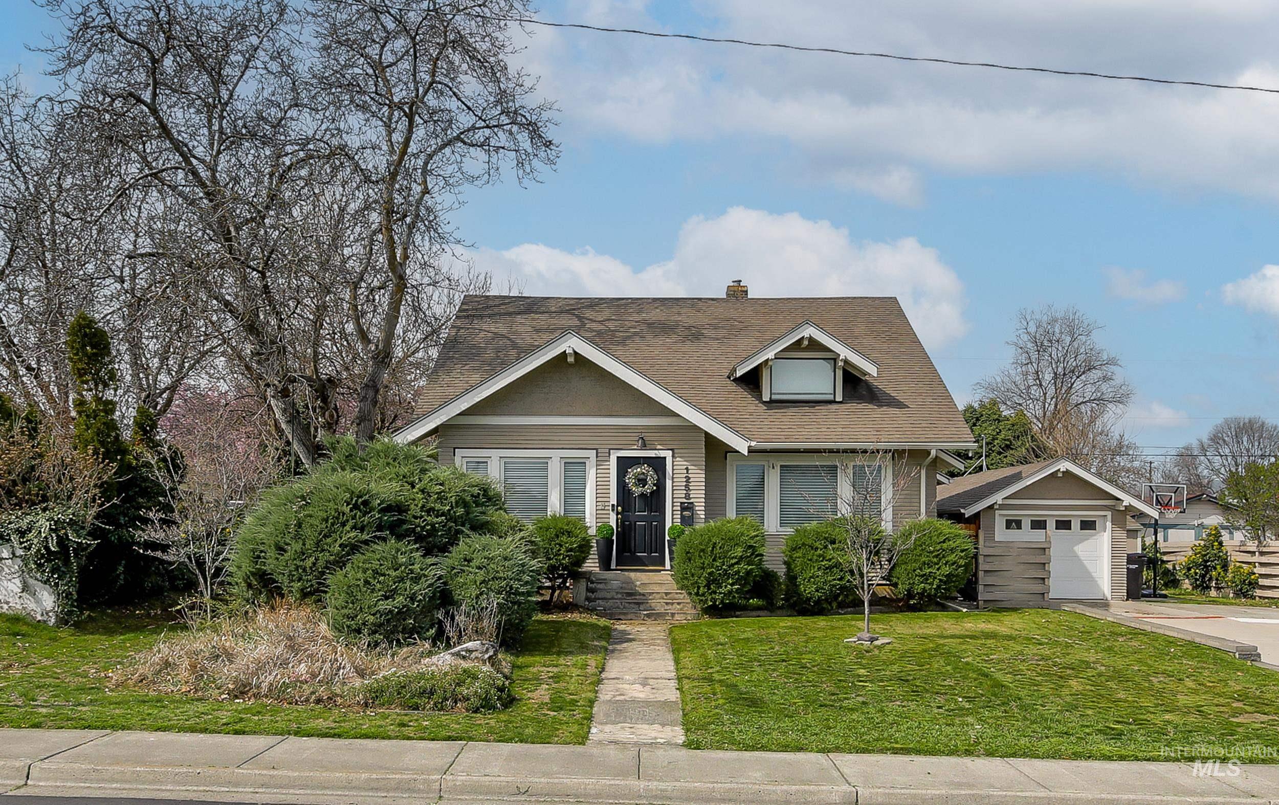 1258 6th St. Property Photo 2