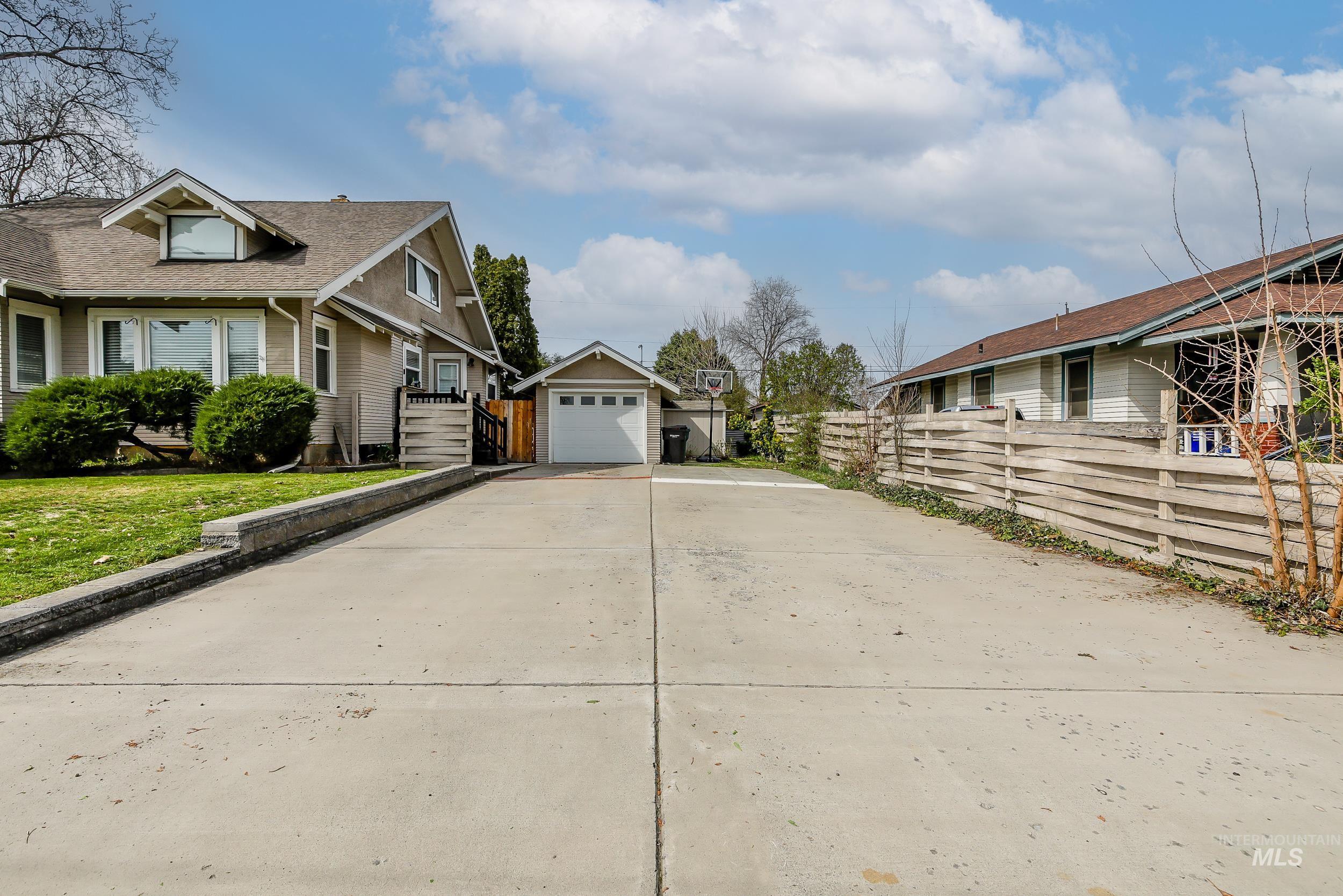 1258 6th St. Property Photo 4