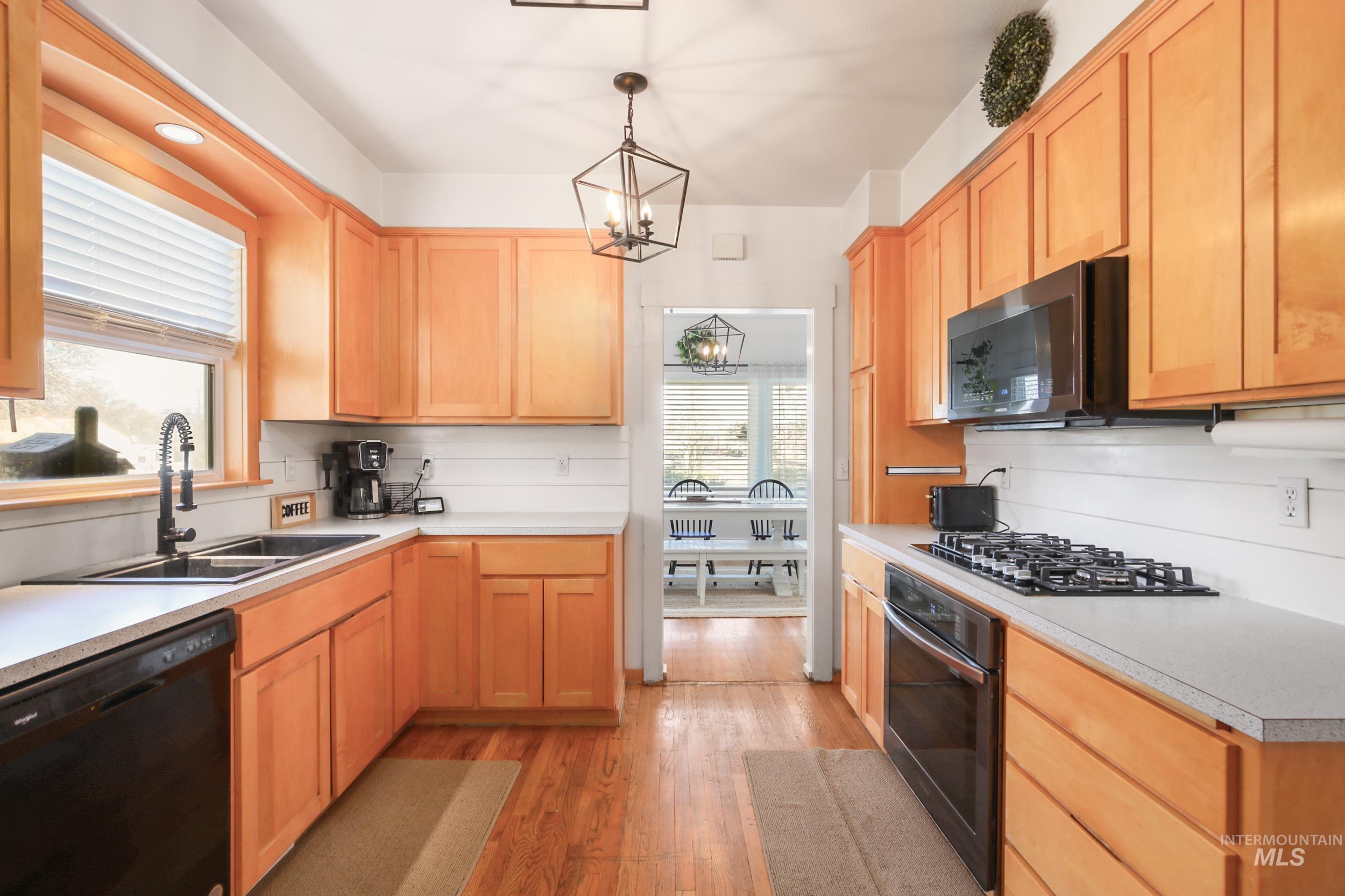 1258 6th St. Property Photo 12