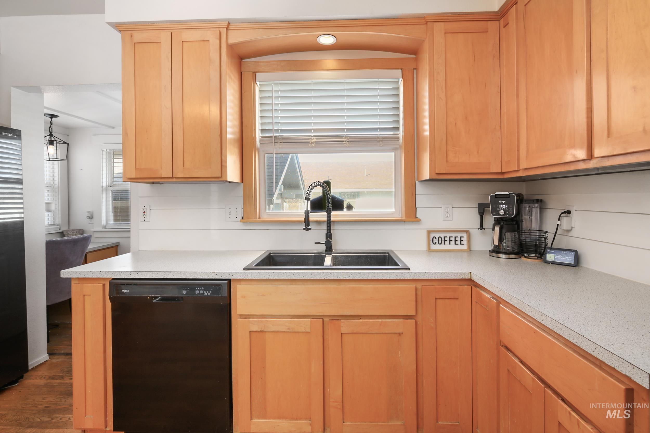 1258 6th St. Property Photo 15