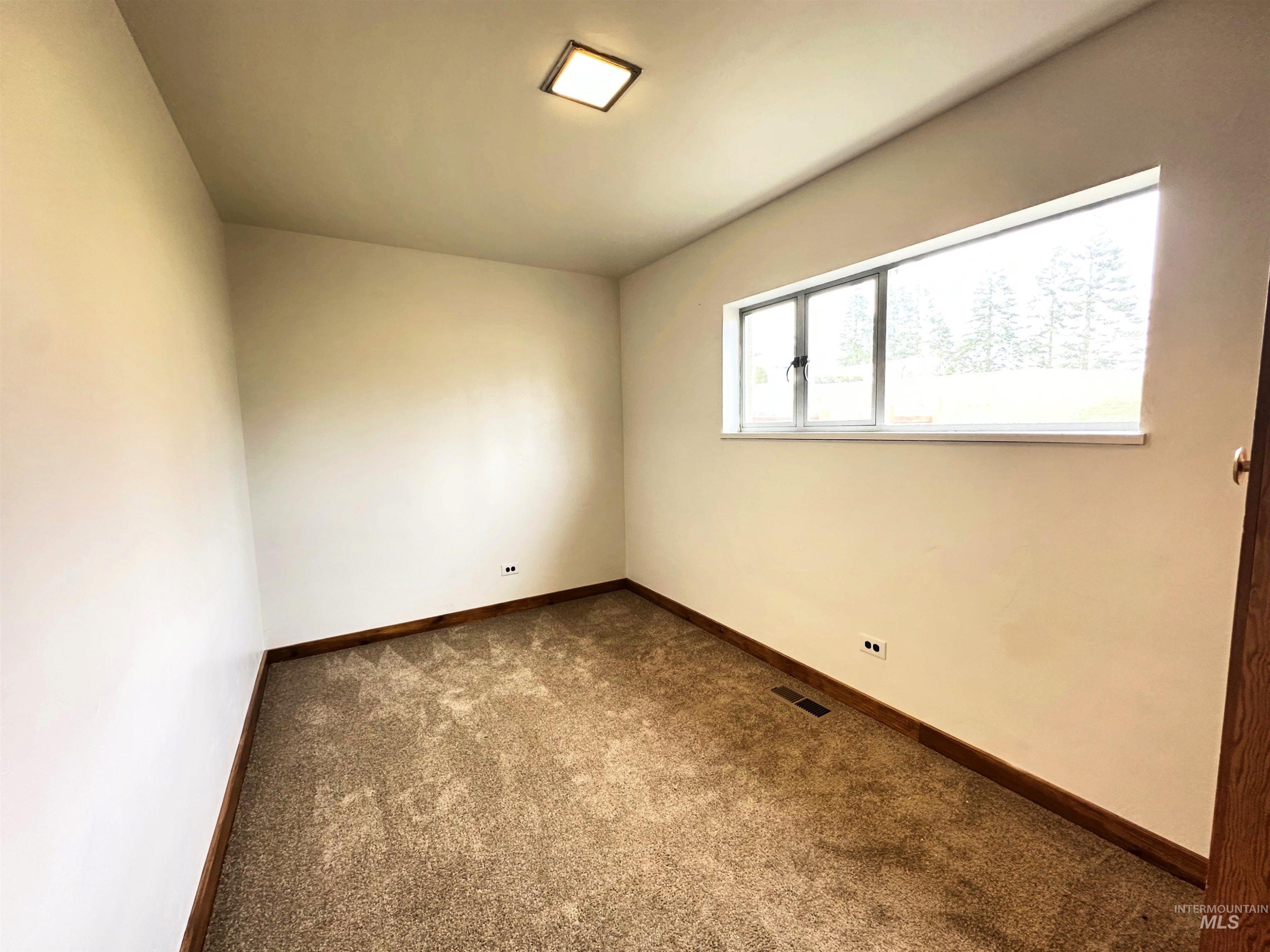 732 W Walnut St Property Photo 16