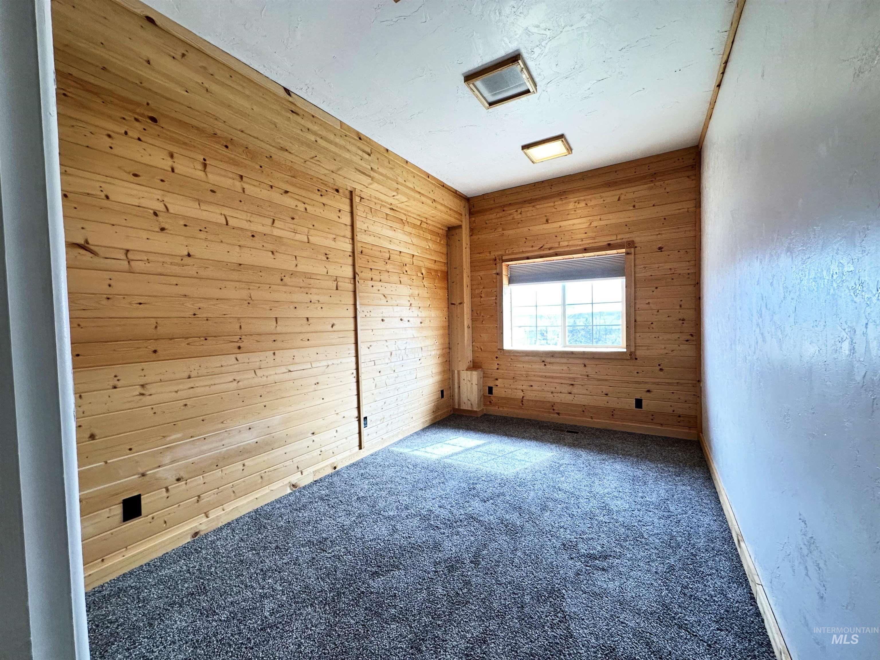 732 W Walnut St Property Photo 18