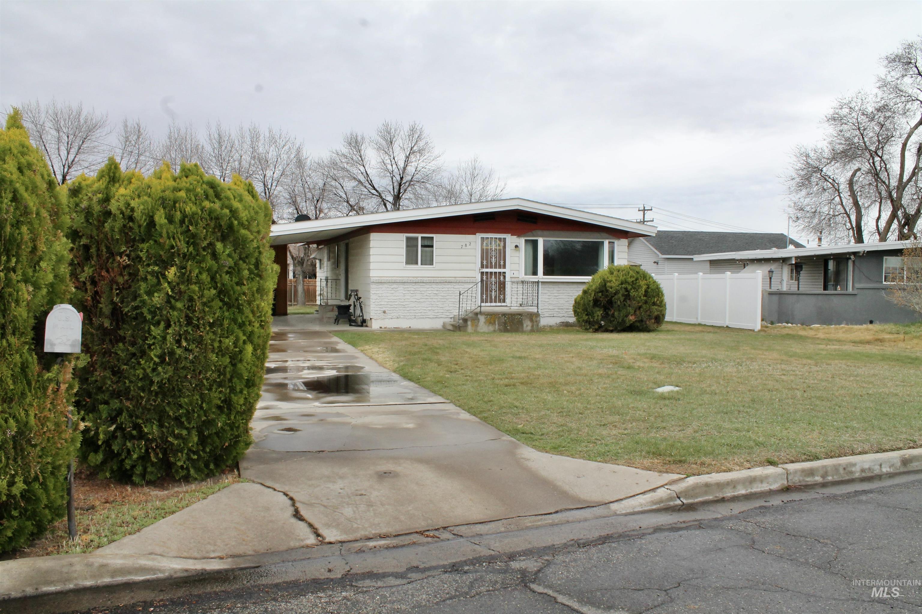 782 Greenwood Dr Property Photo 1
