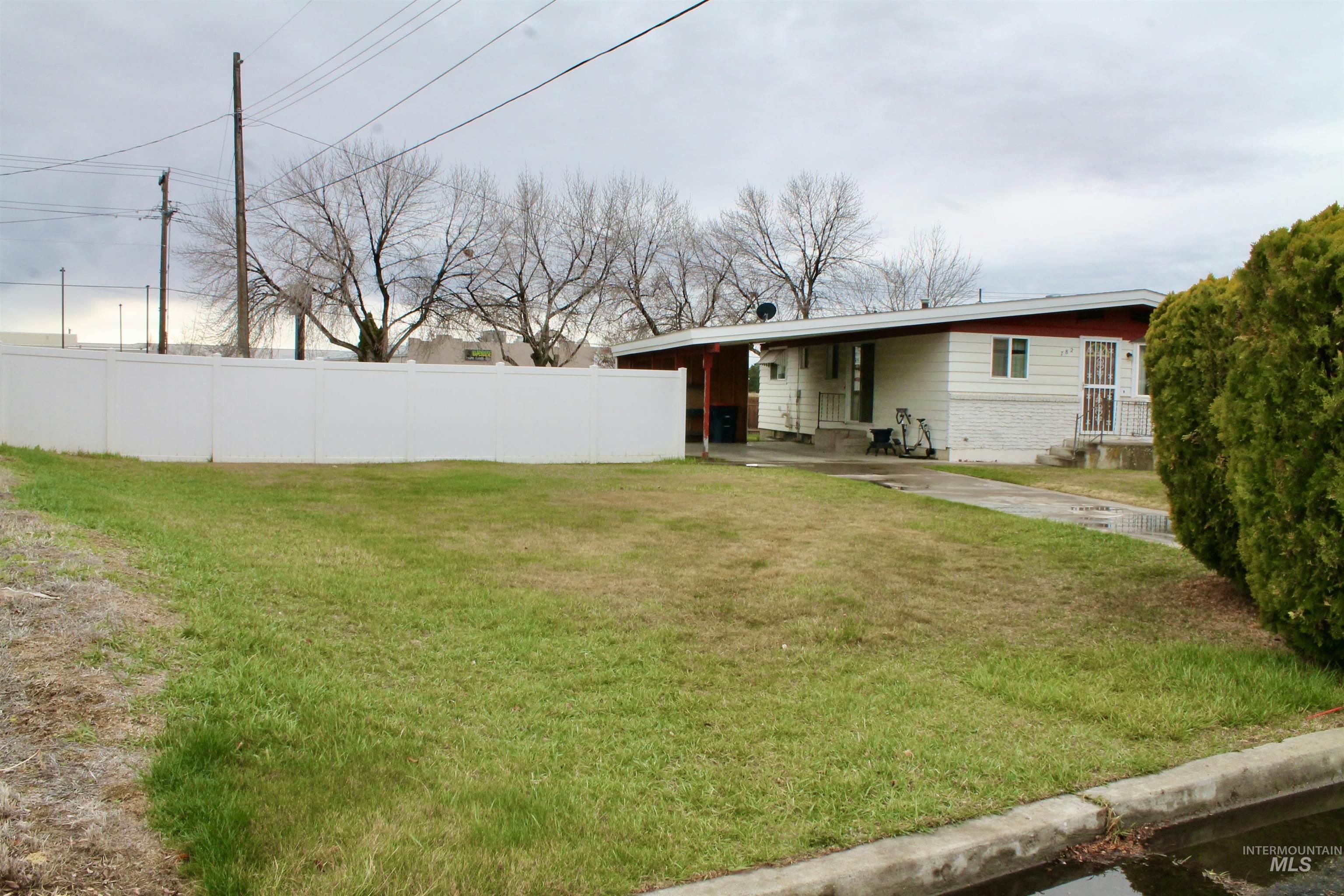 782 Greenwood Dr Property Photo 2