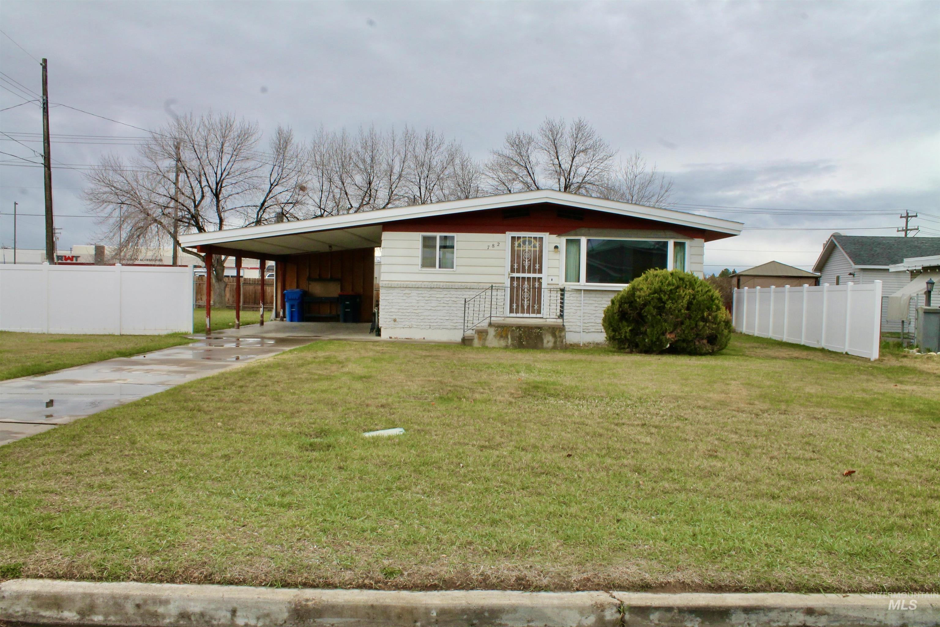 782 Greenwood Dr Property Photo 3