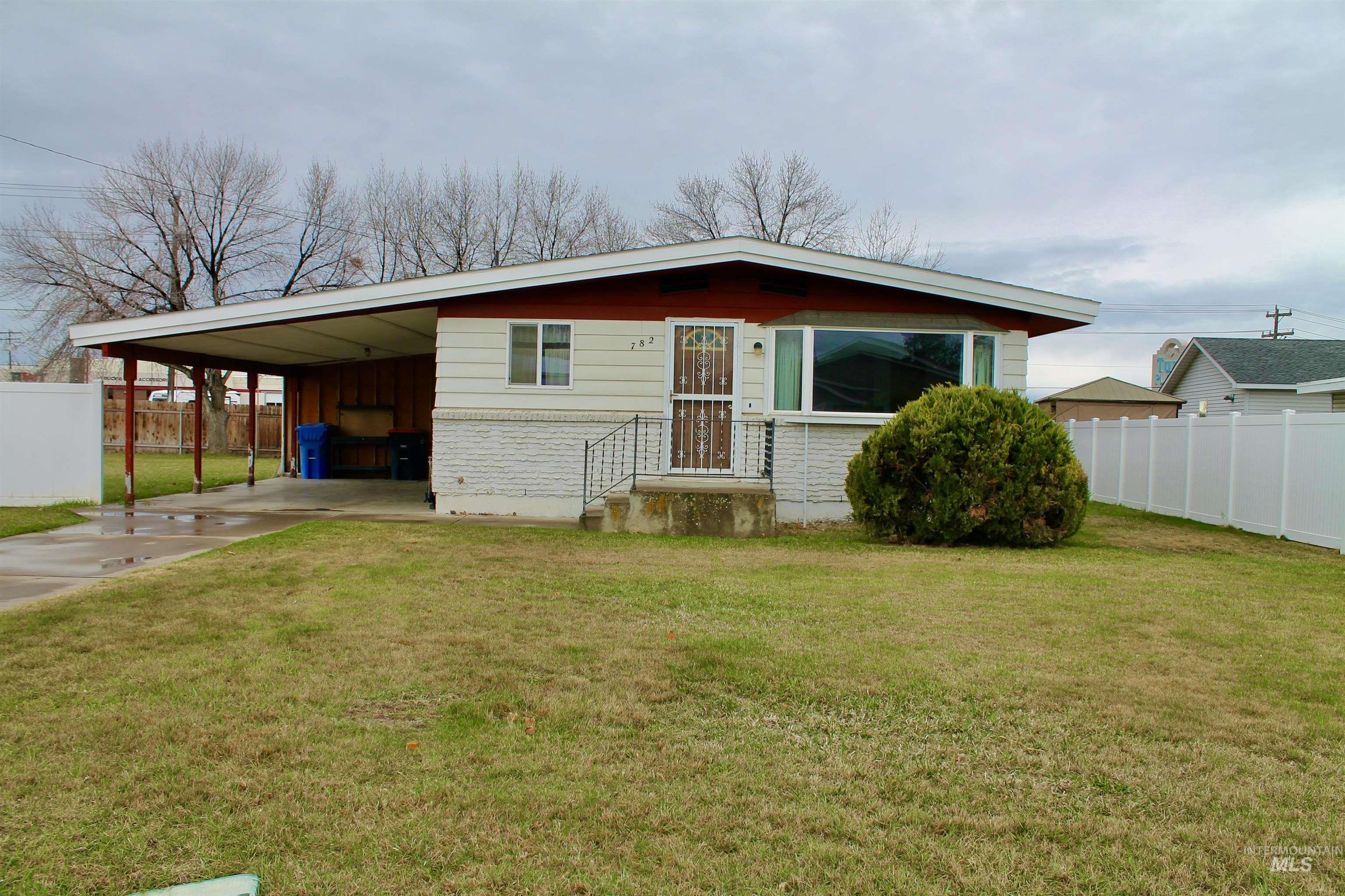 782 Greenwood Dr Property Photo 4