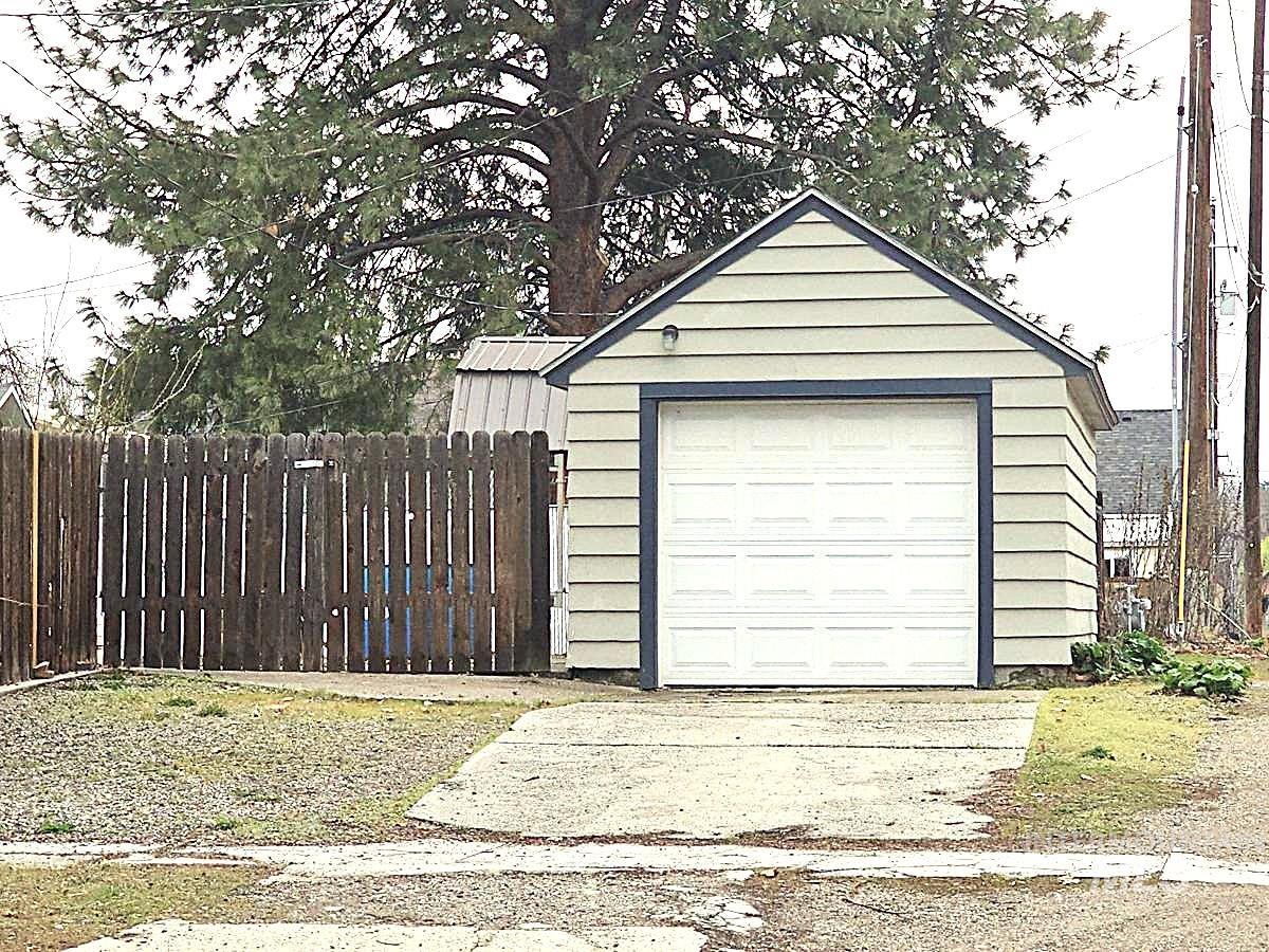 904 2nd Ave S Property Photo 2