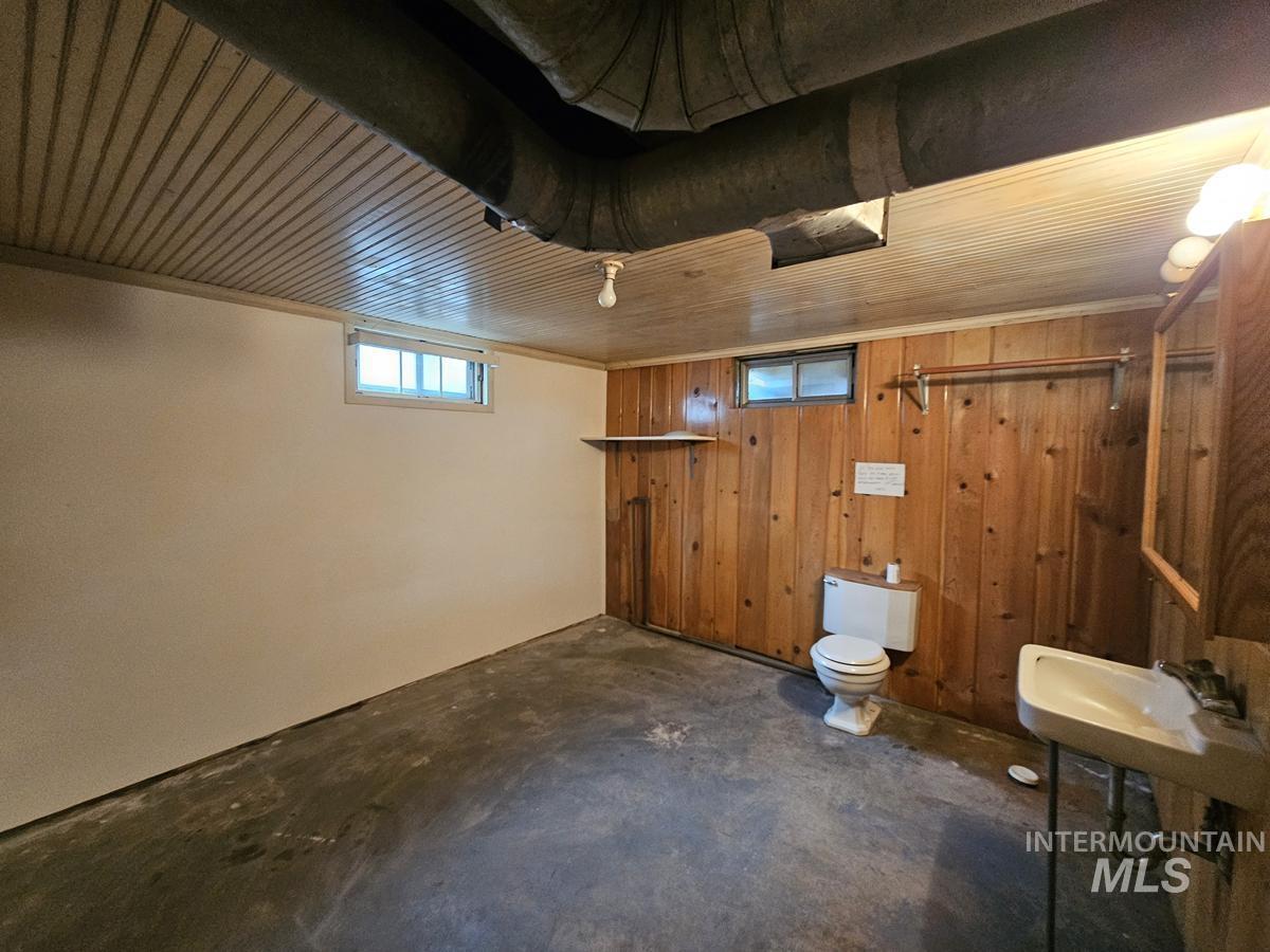 904 2nd Ave S Property Photo 17