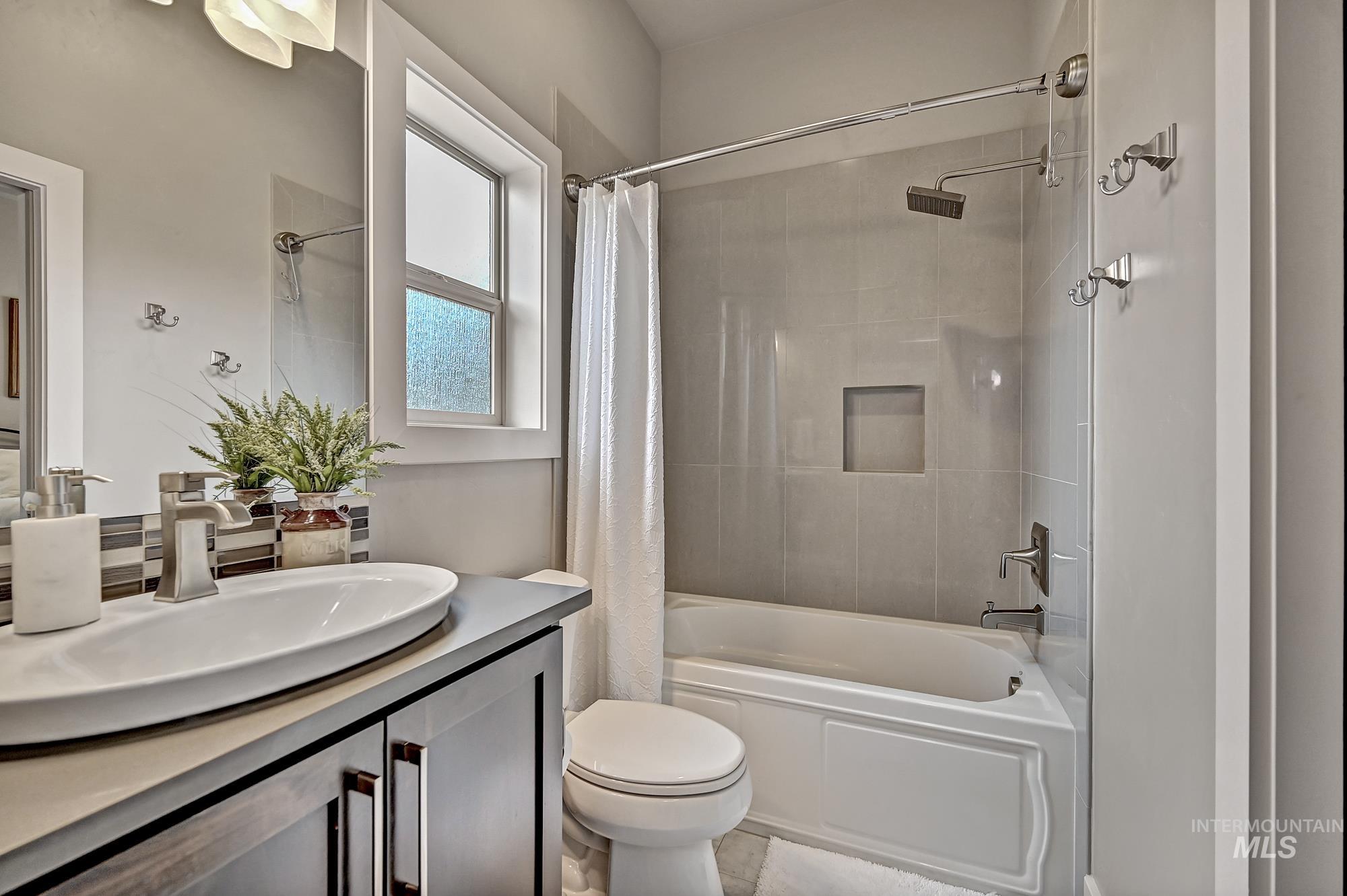 6554 N Fairborn Avenue Property Photo 28