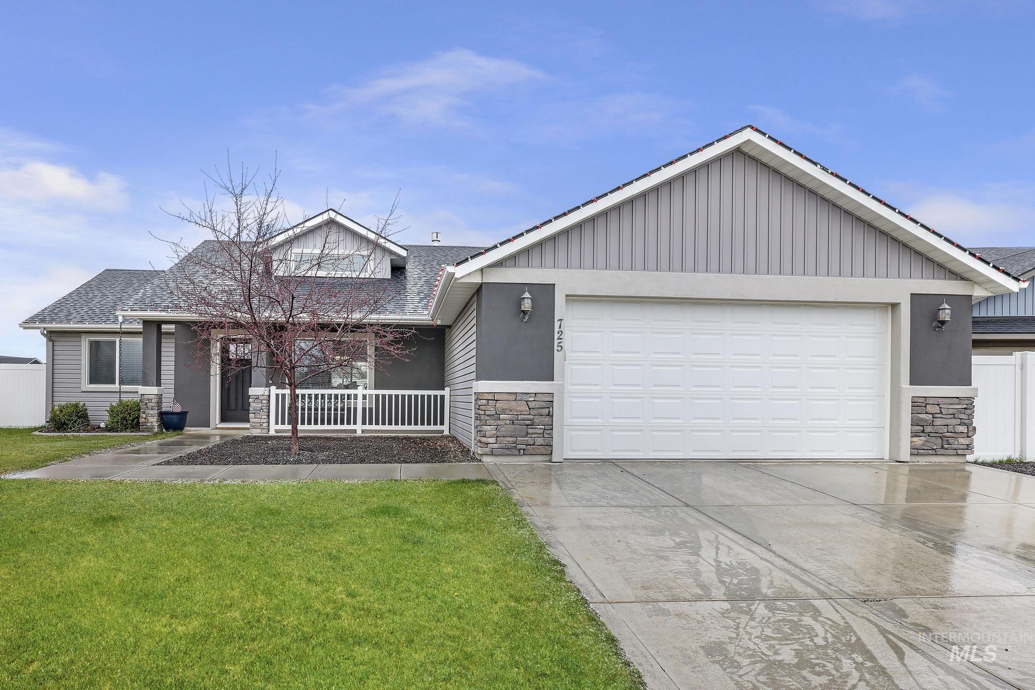 725 Visitors Road Property Photo 1