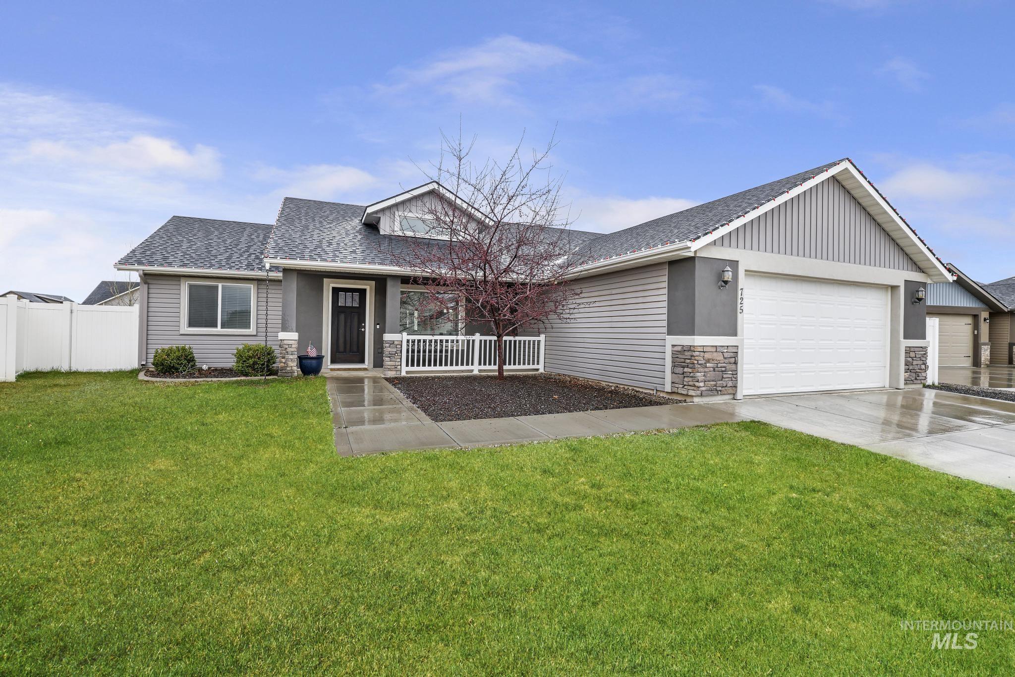 725 Visitors Road Property Photo 3