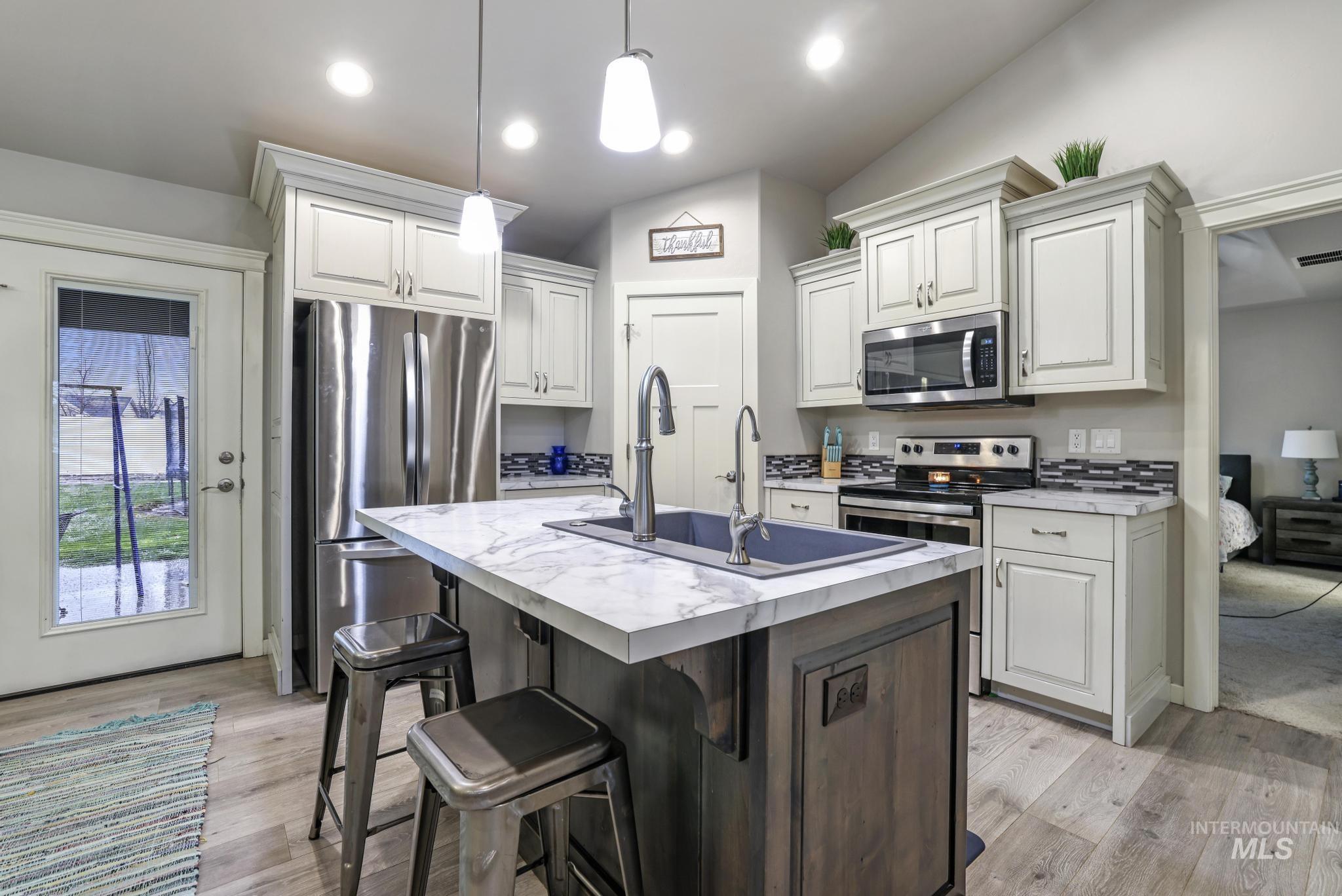 725 Visitors Road Property Photo 10