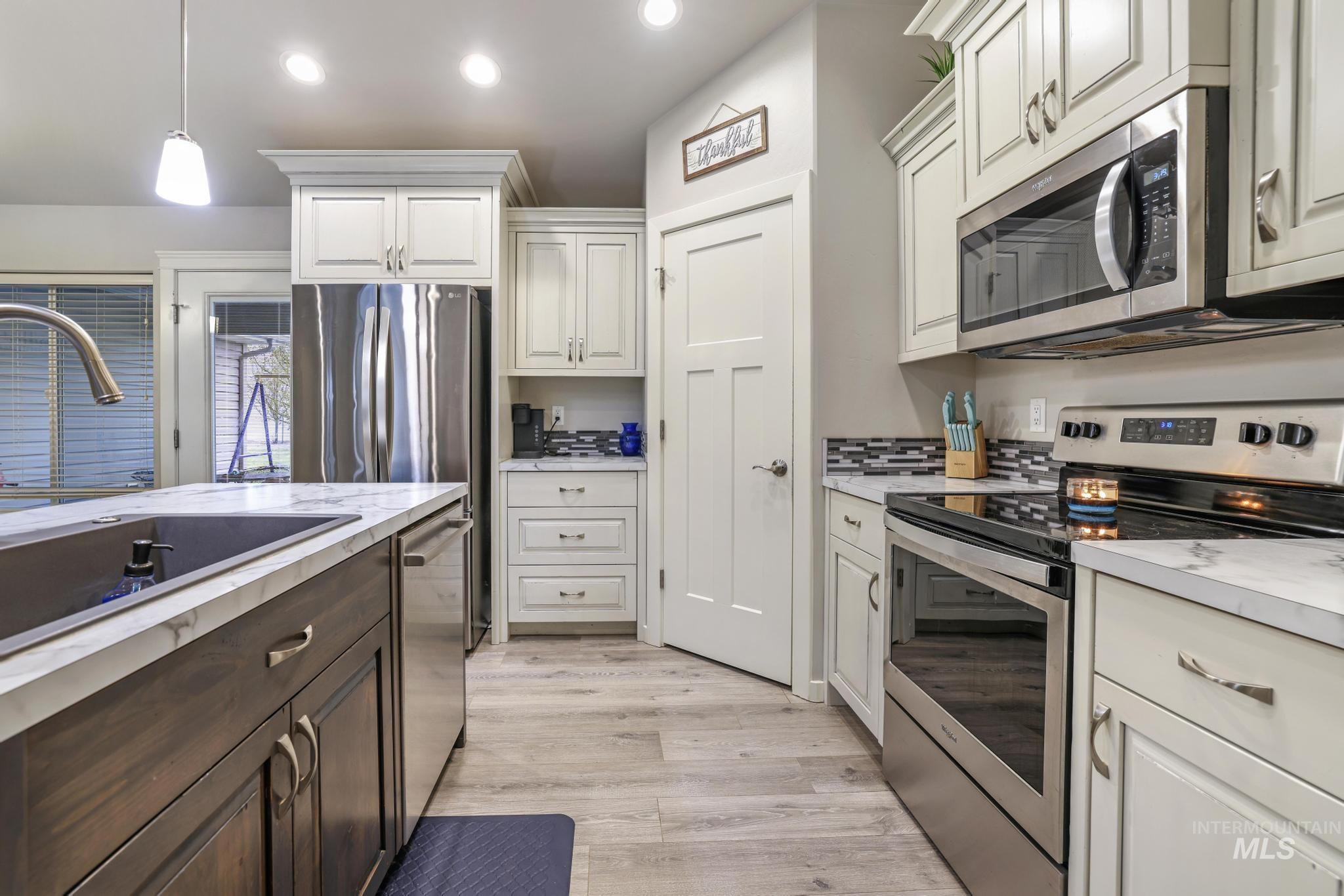 725 Visitors Road Property Photo 12