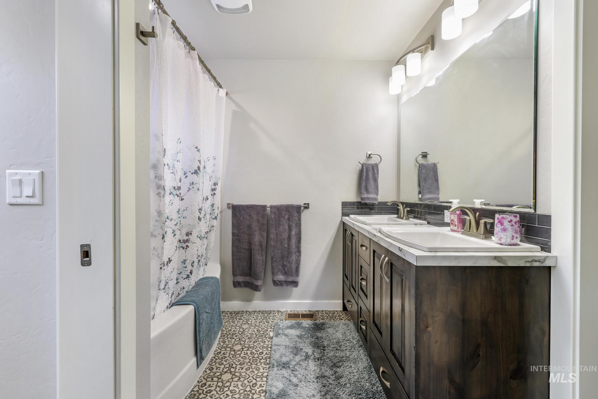 725 Visitors Road Property Photo 18