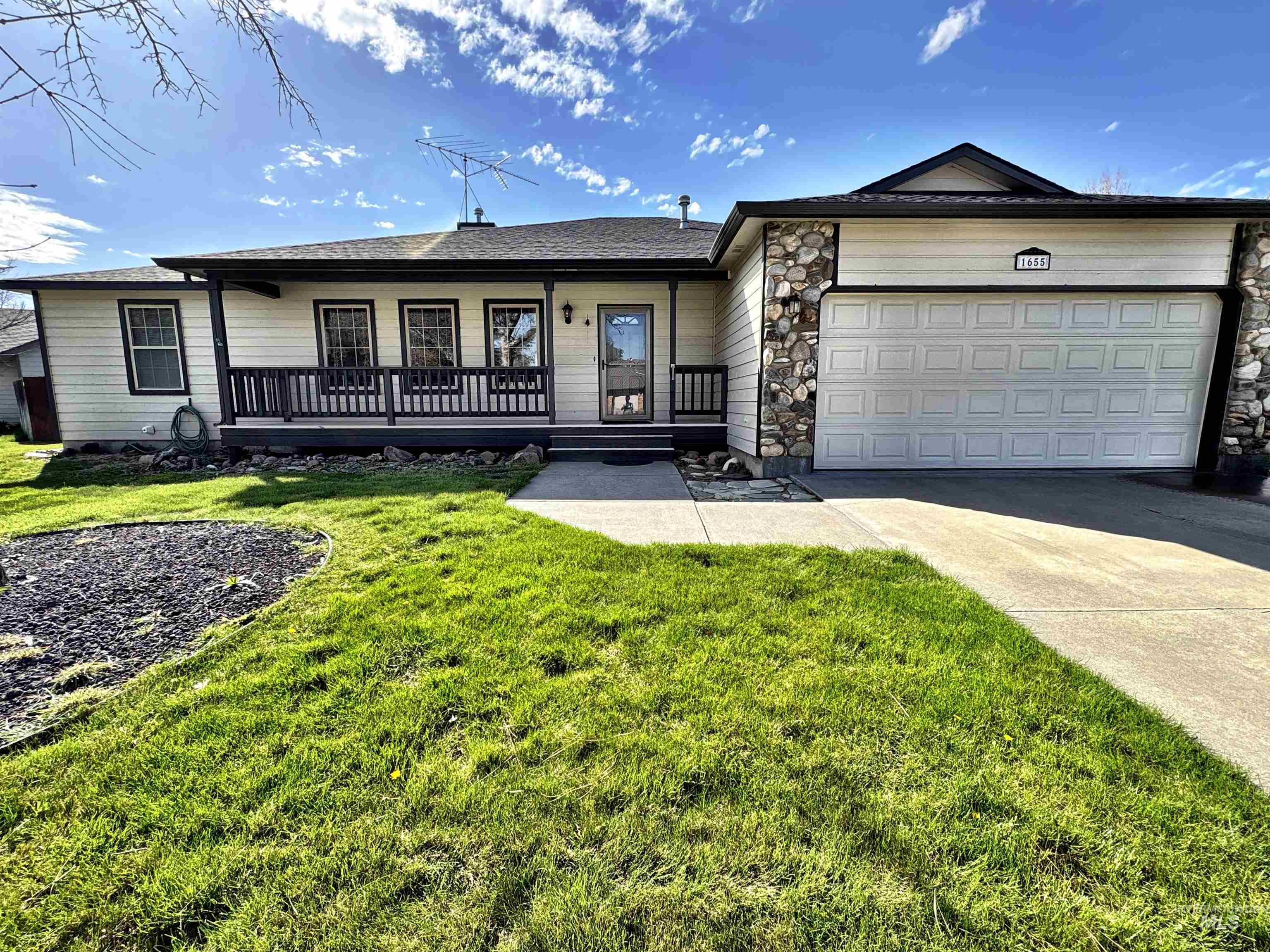 1655 Castle Way Property Photo 1