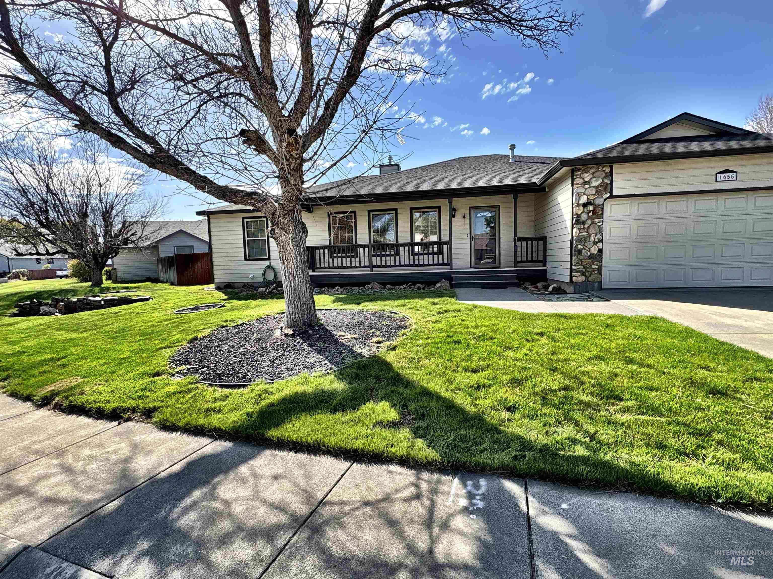 1655 Castle Way Property Photo 3