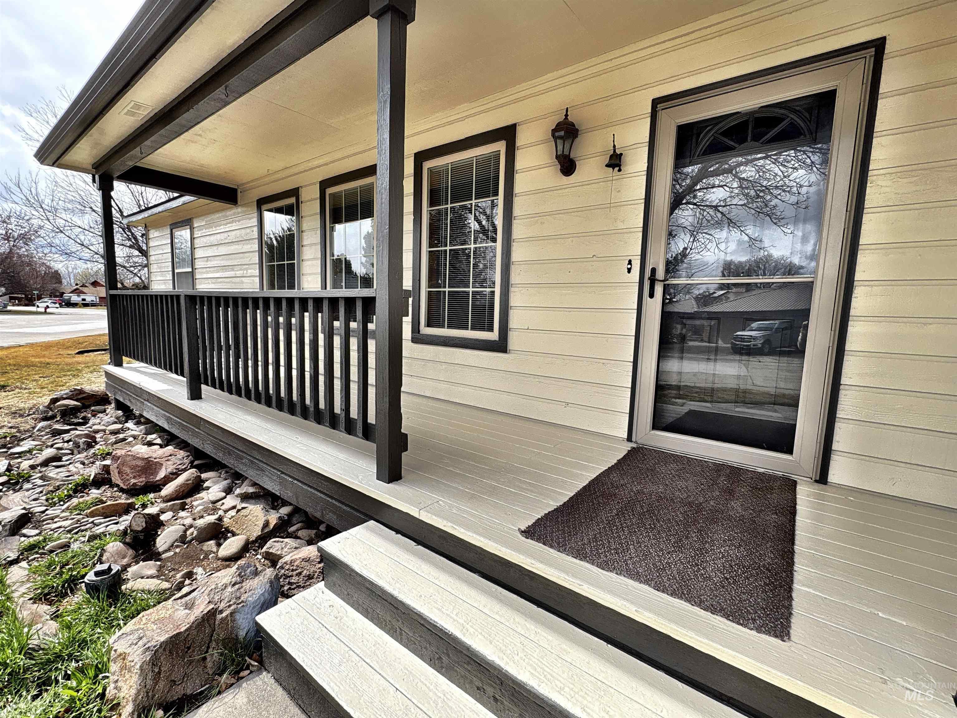 1655 Castle Way Property Photo 4
