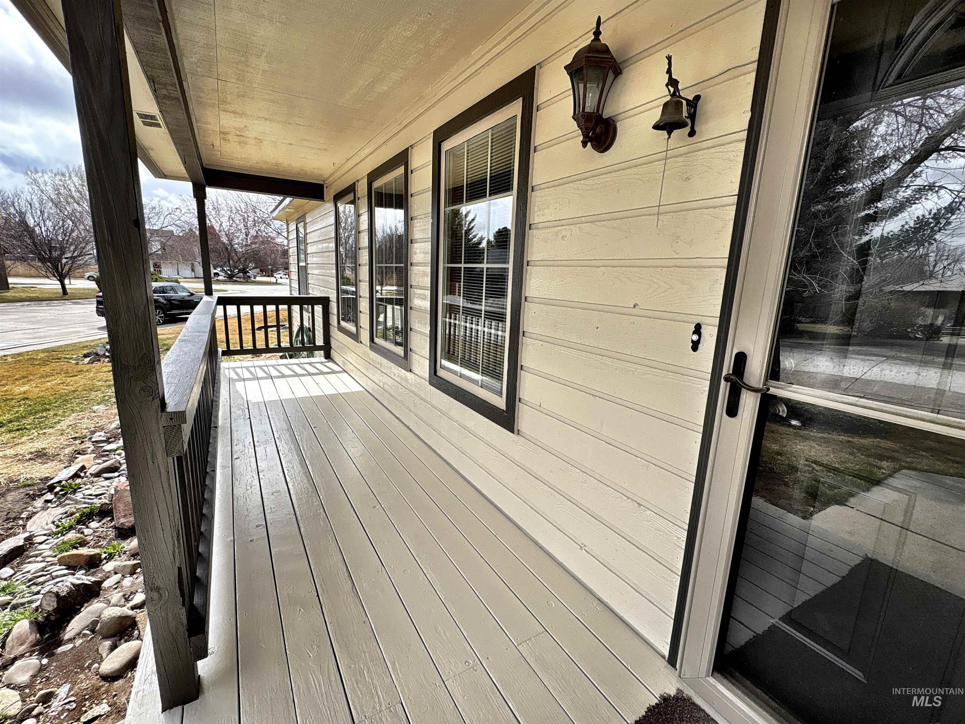 1655 Castle Way Property Photo 5