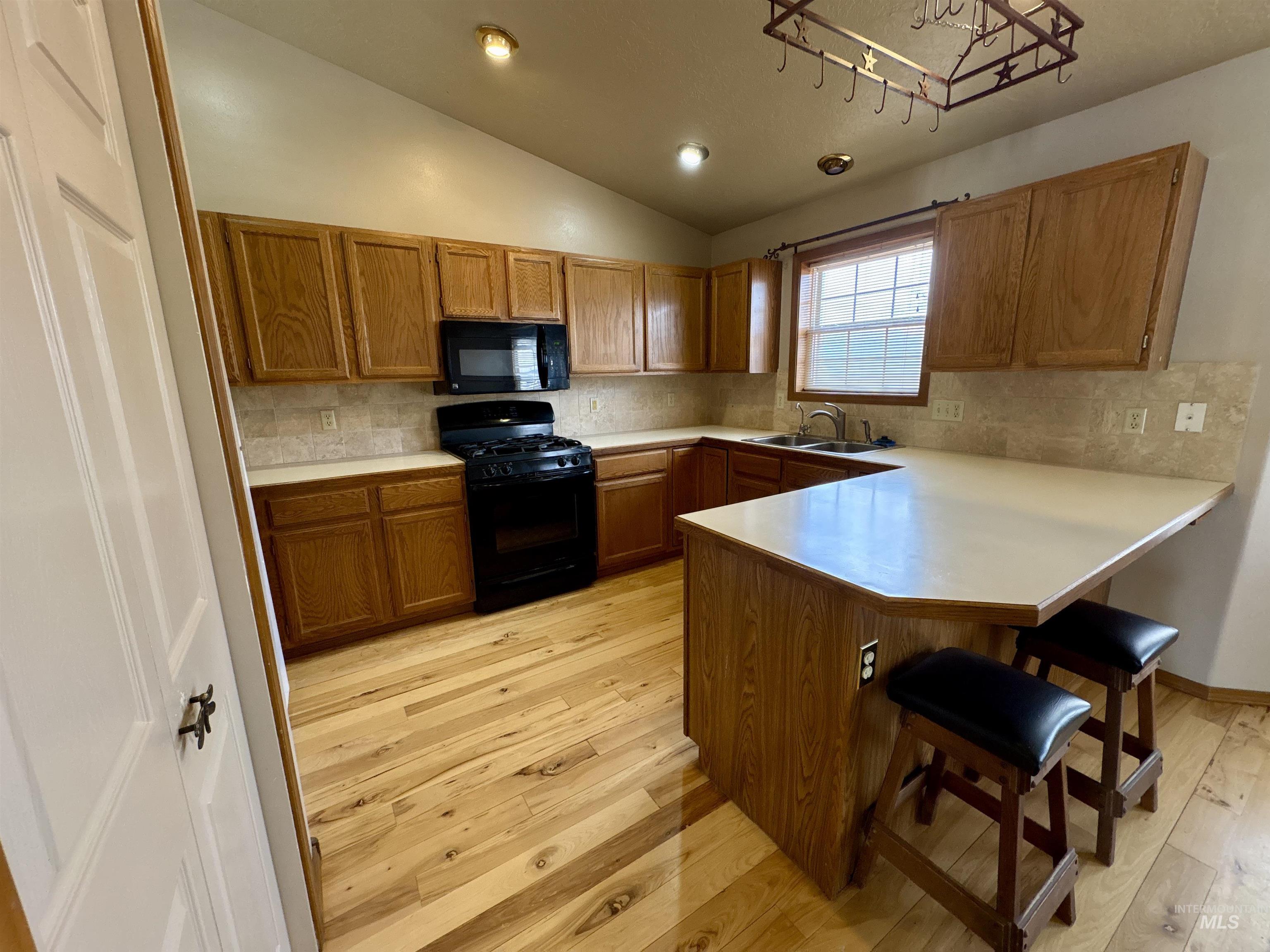 1655 Castle Way Property Photo 8