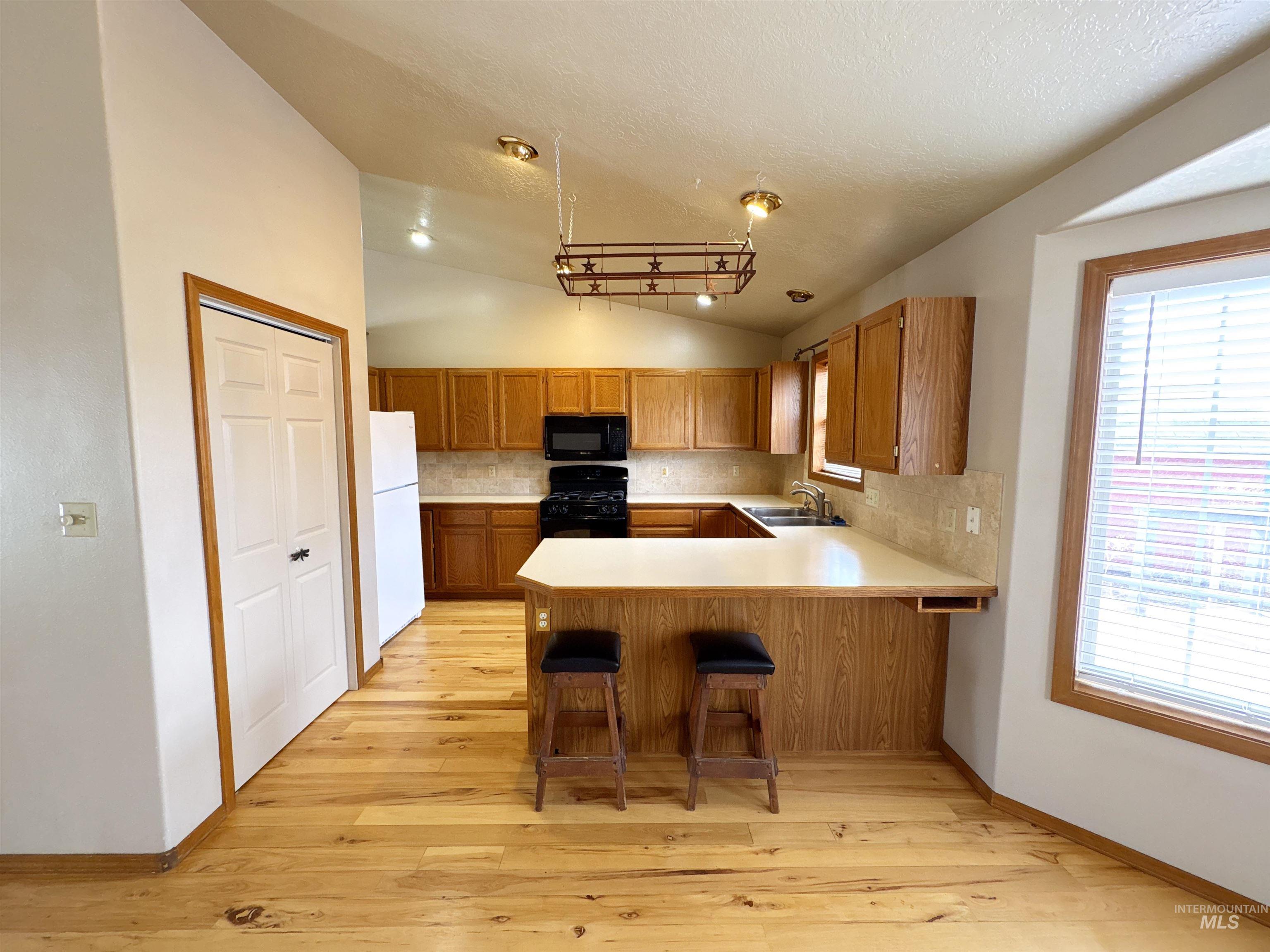 1655 Castle Way Property Photo 9