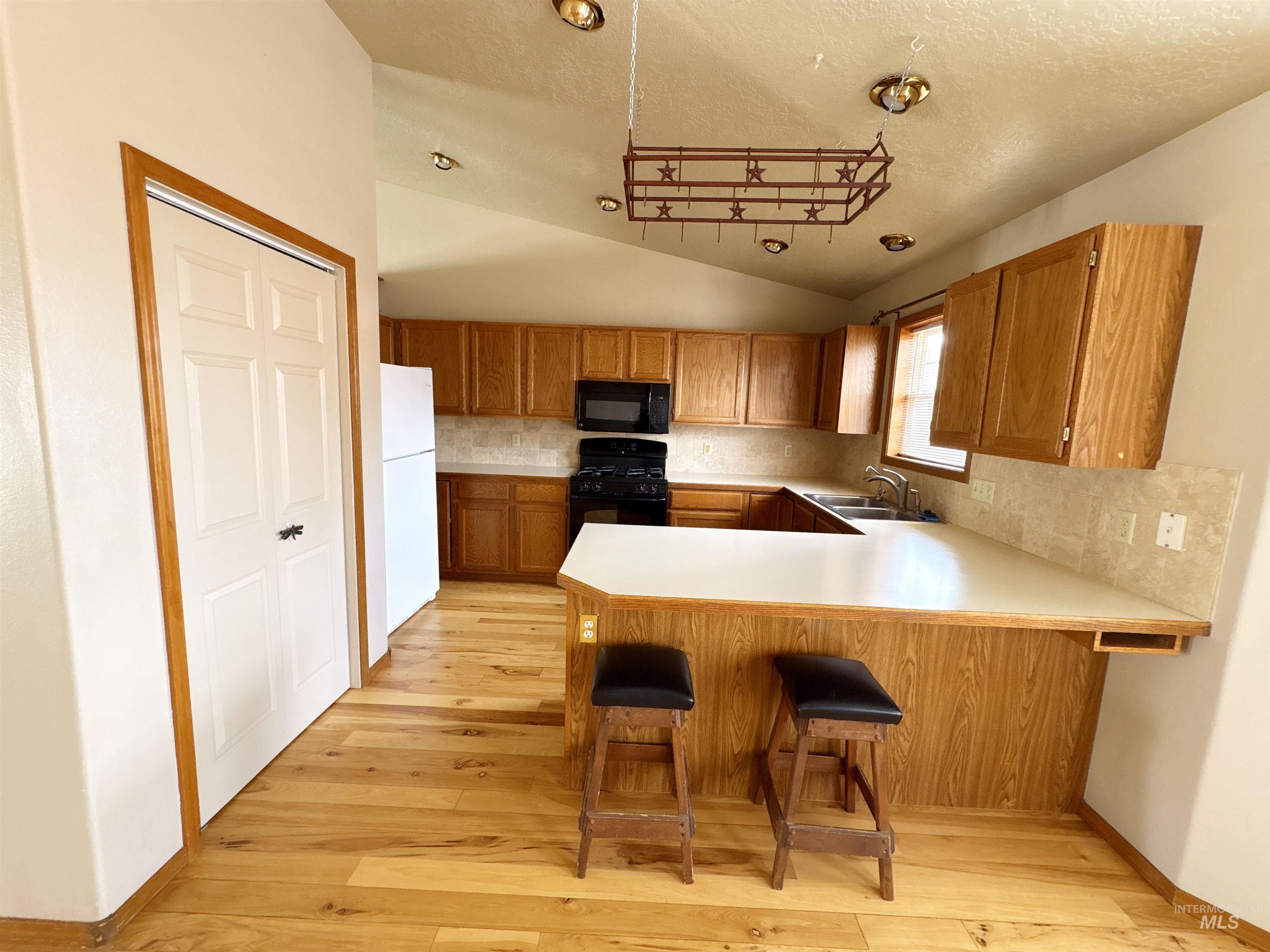 1655 Castle Way Property Photo 10