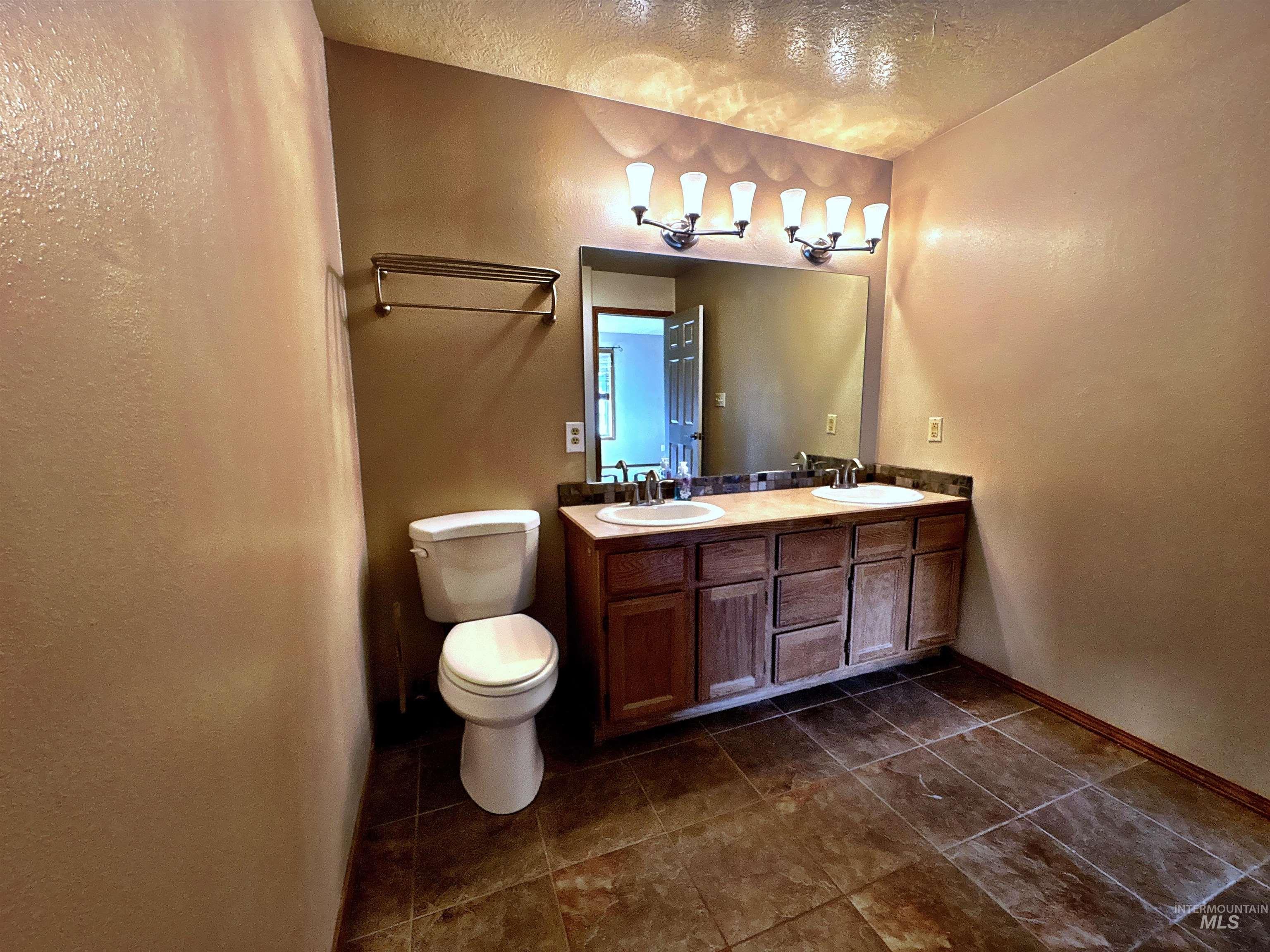 1655 Castle Way Property Photo 28