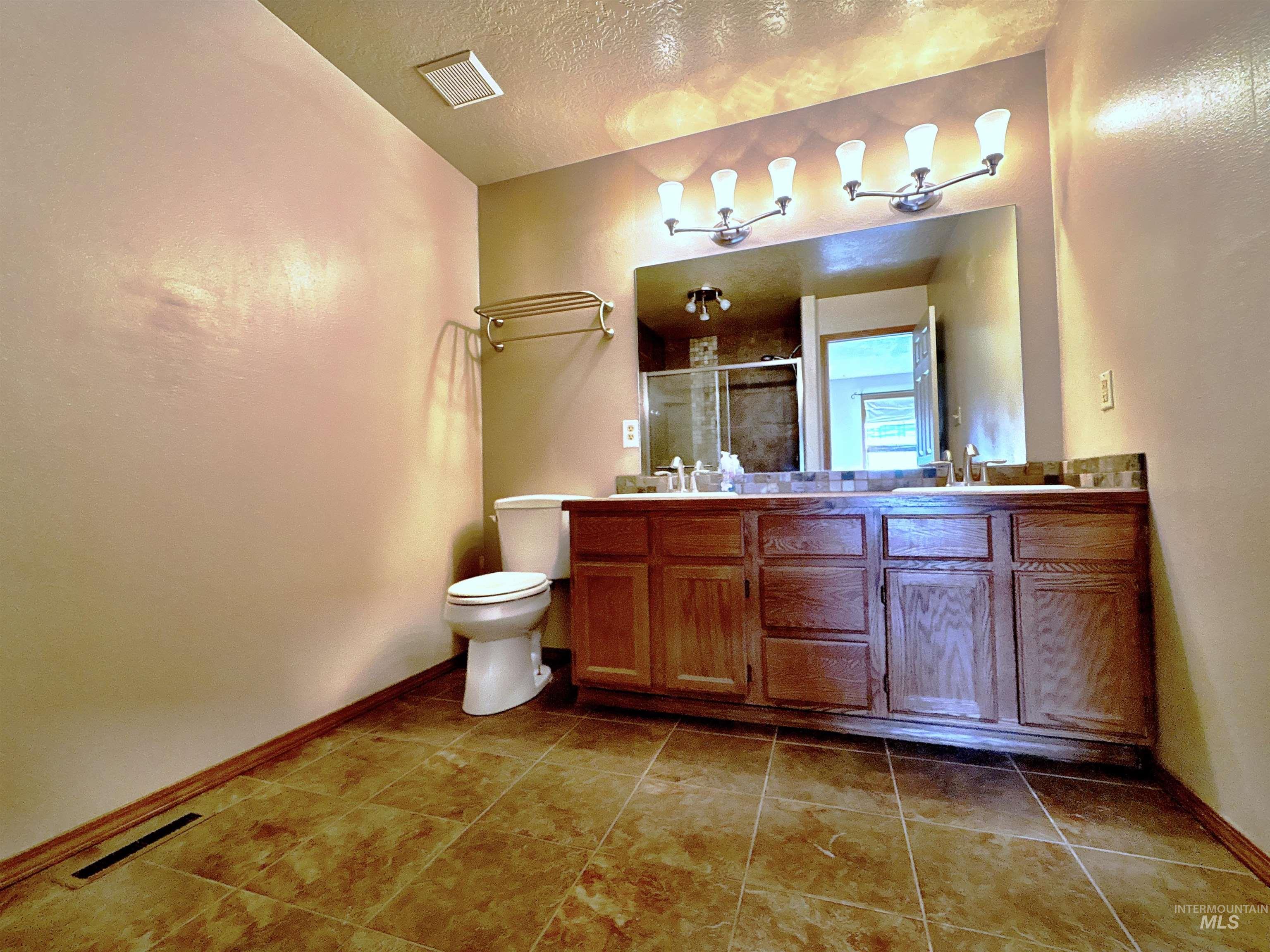 1655 Castle Way Property Photo 29
