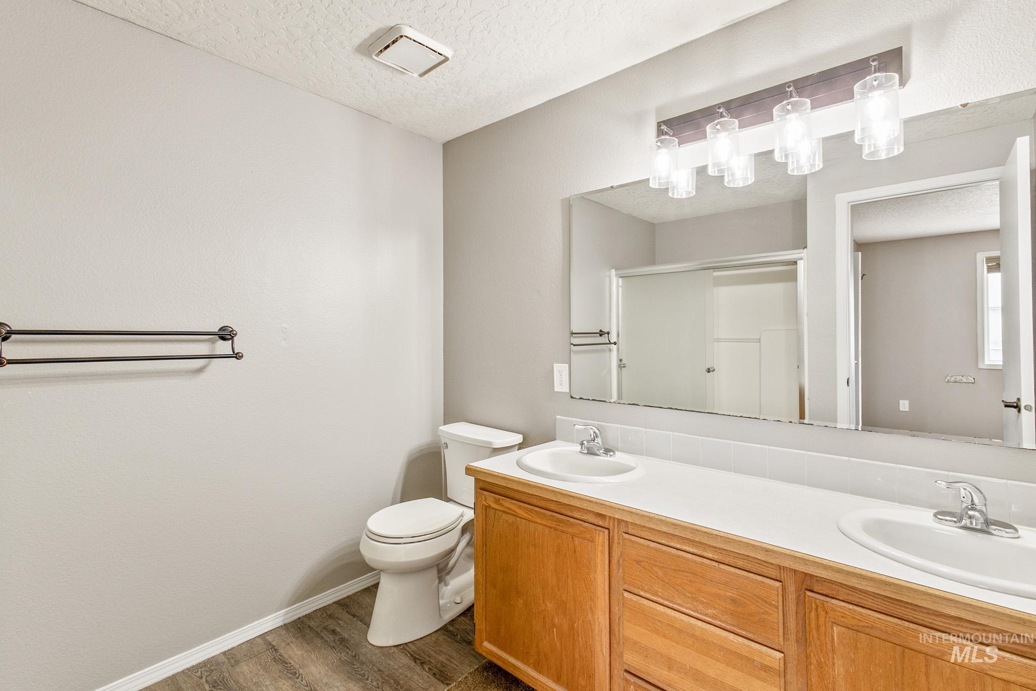 1802 Silver Loop Property Photo 16