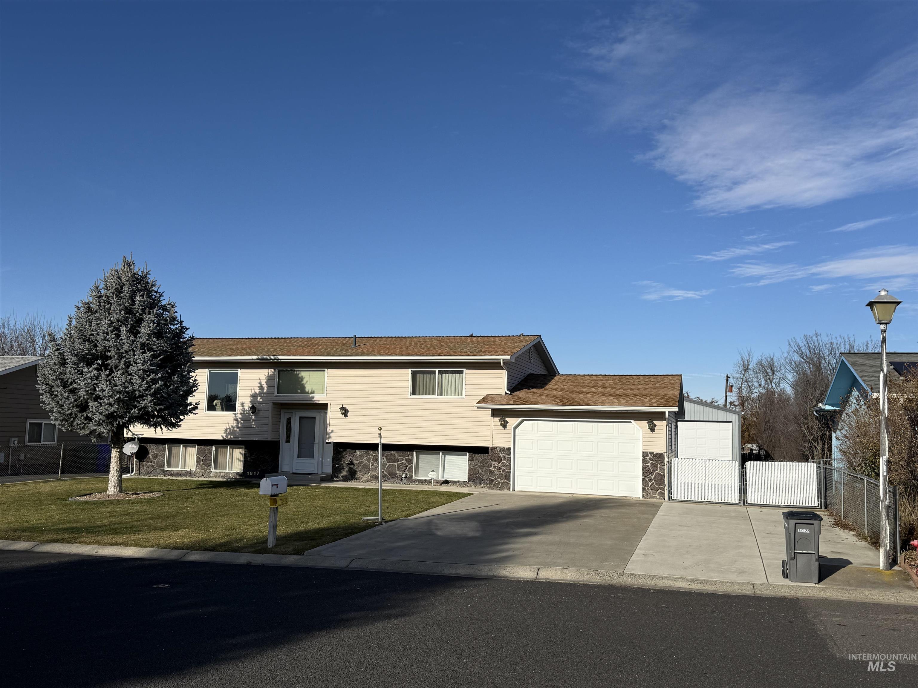 1817 Powers Drive Property Photo 1