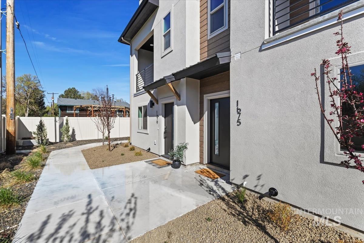 1675 Burlison Ln Property Photo 2