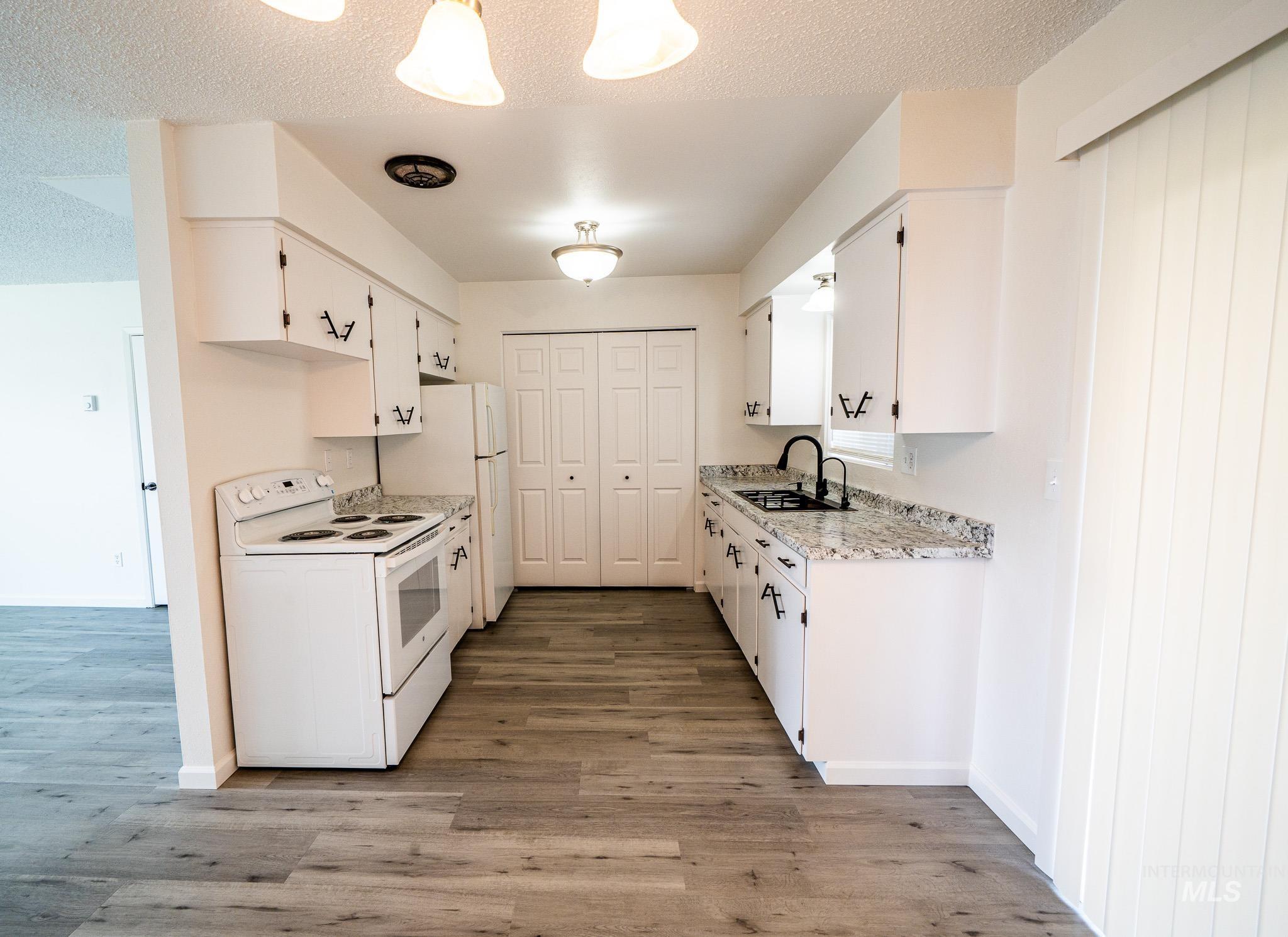 828 N Hall Street Property Photo 4