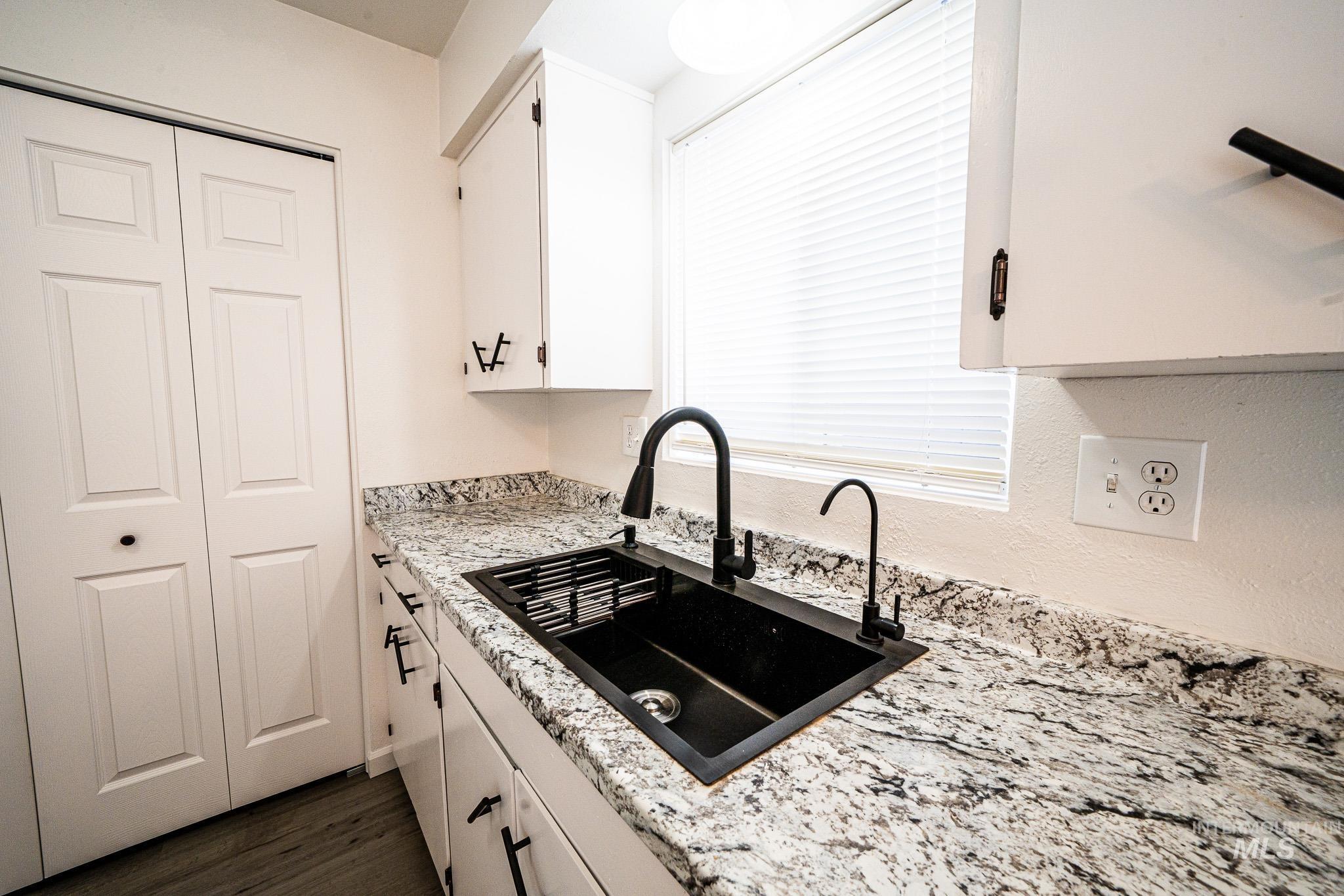 828 N Hall Street Property Photo 6