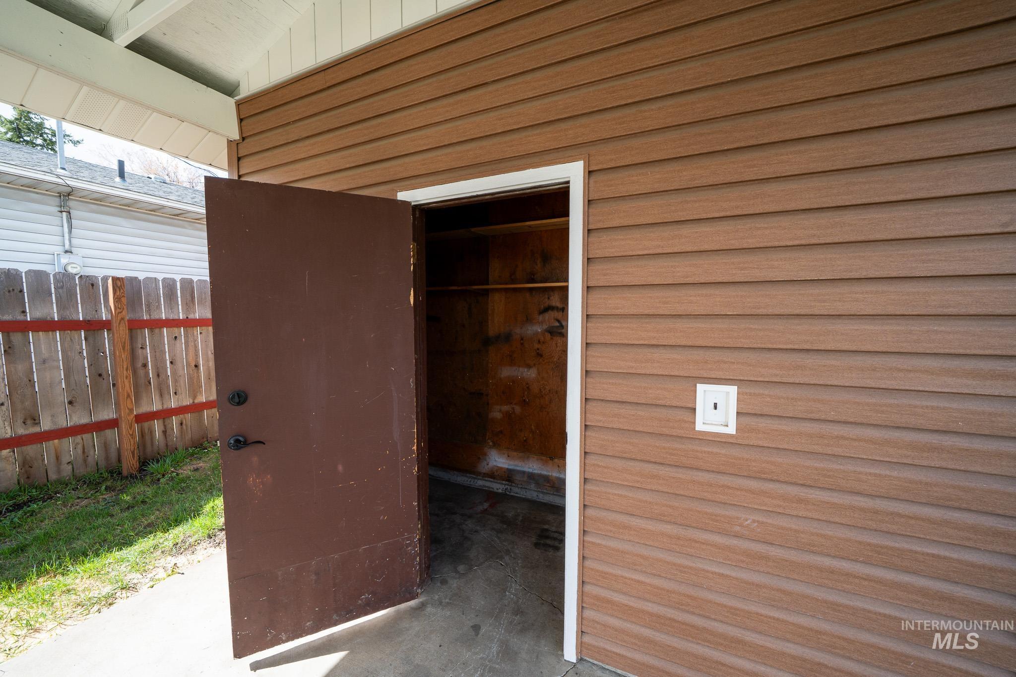 828 N Hall Street Property Photo 13