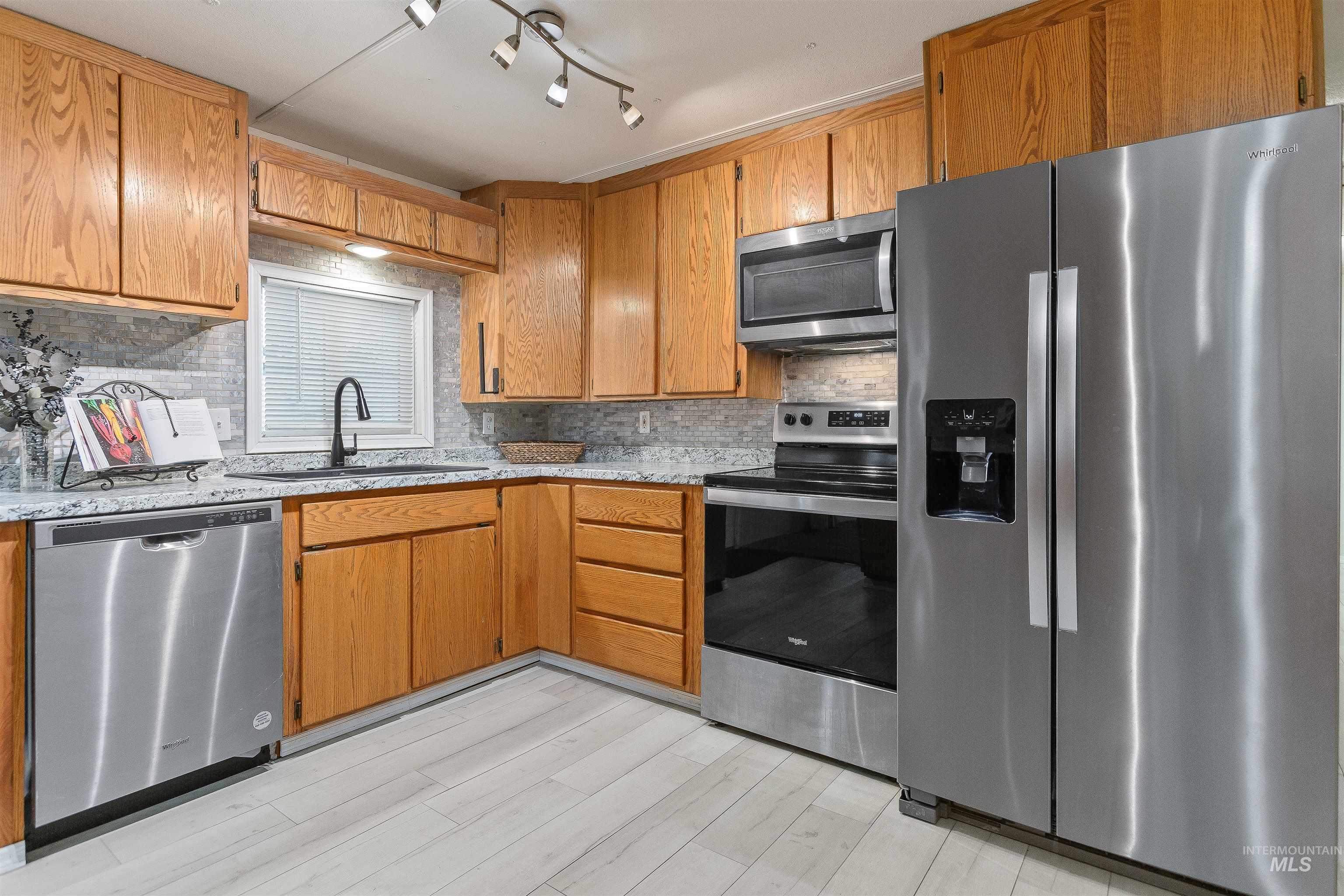515 Warner Ave Property Photo 3