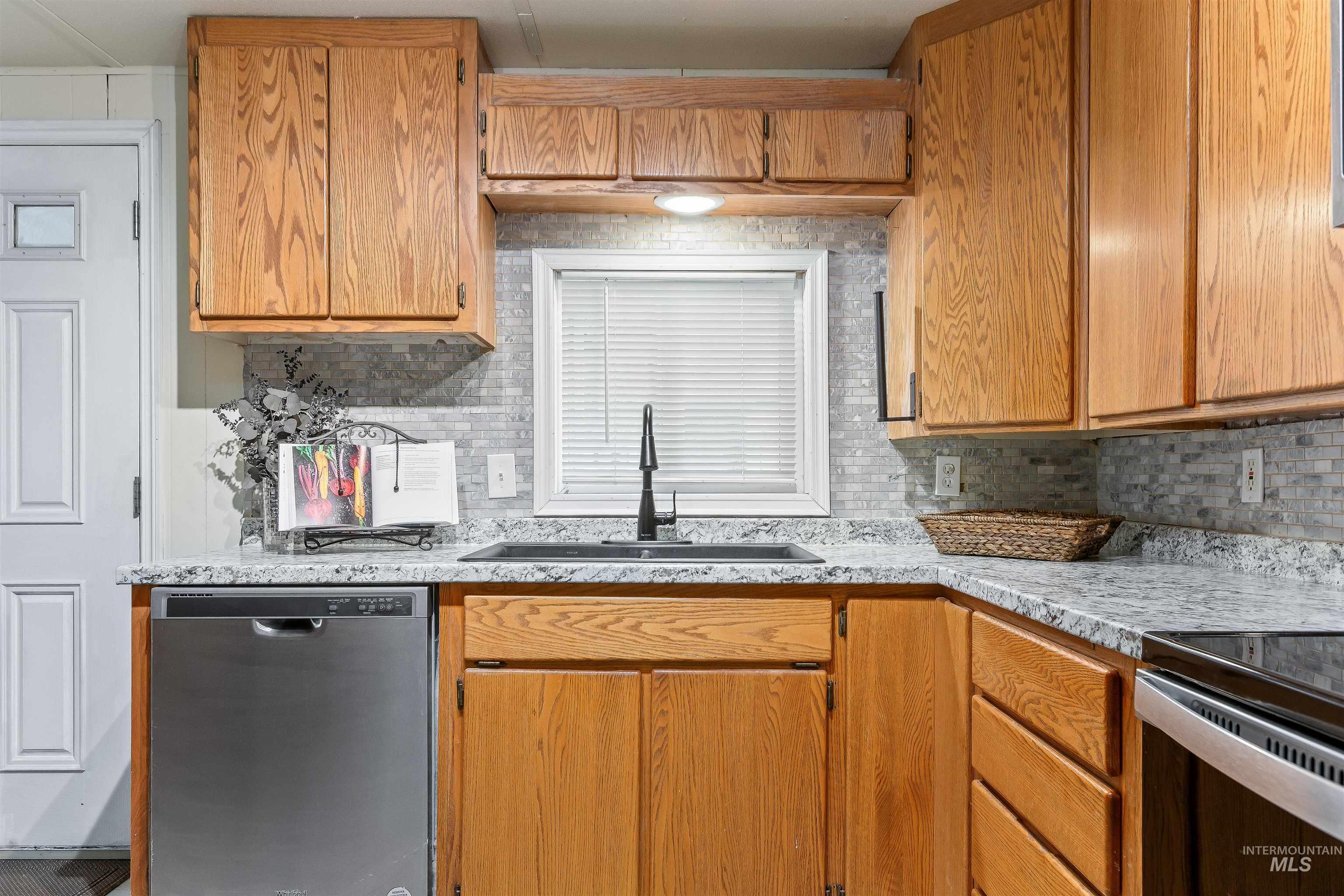515 Warner Ave Property Photo 5