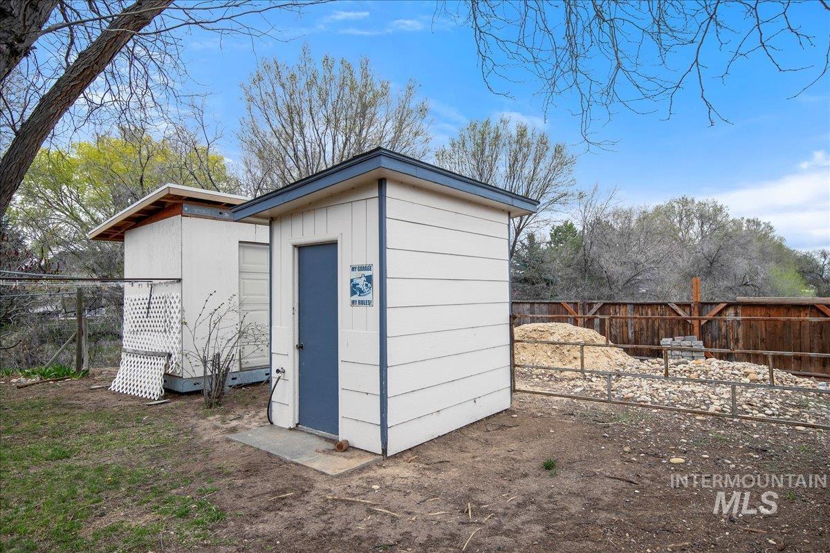 1720 W Roosevelt Ave Property Photo 4
