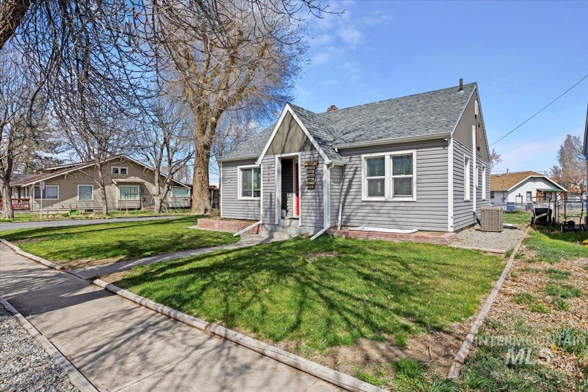605 4th Ave E Property Photo 2