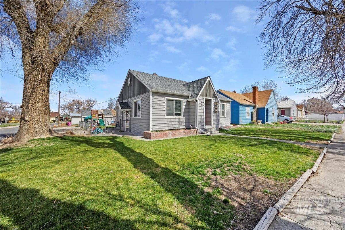 605 4th Ave E Property Photo 3