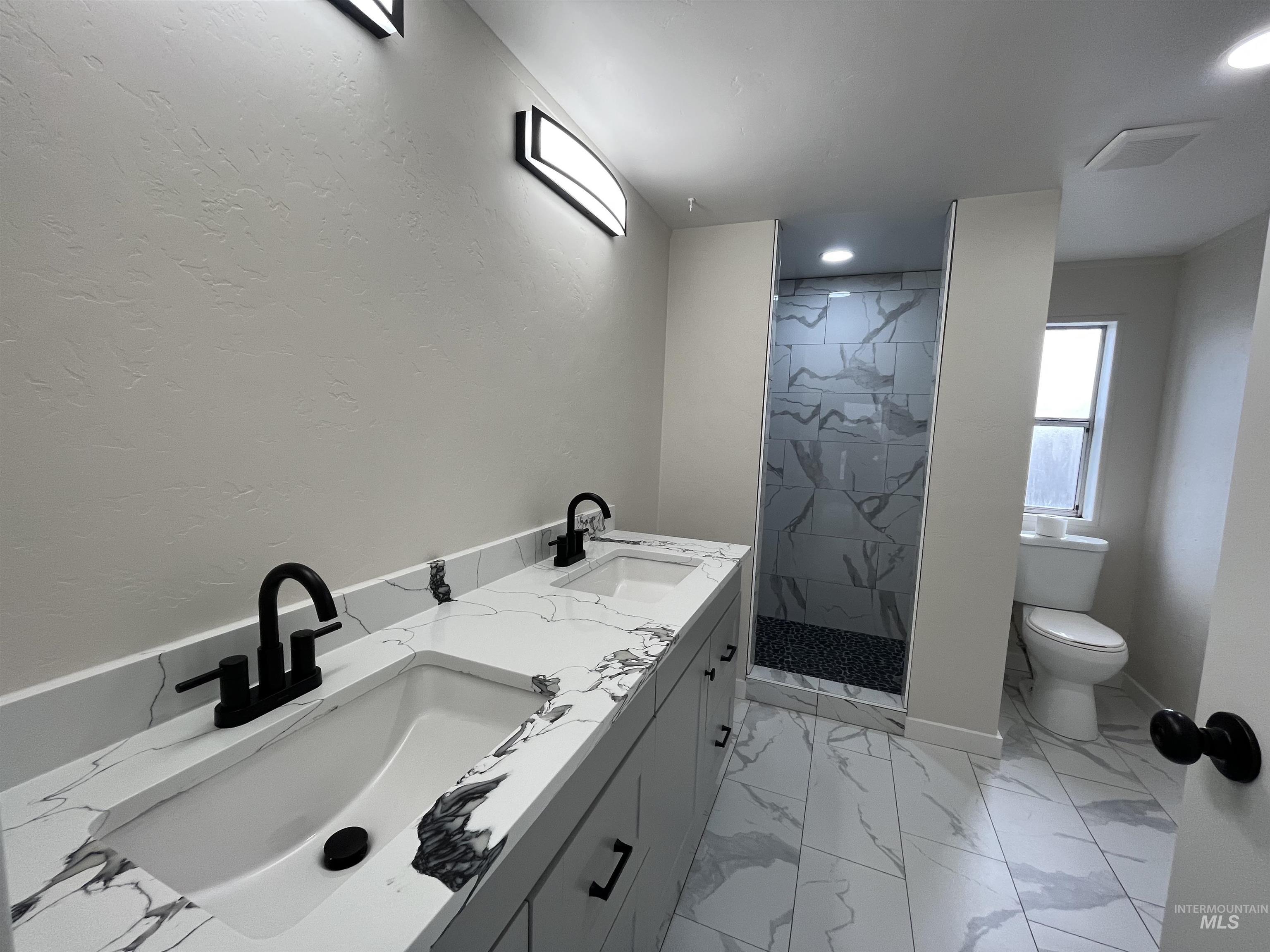 112 Joliet St Property Photo 11