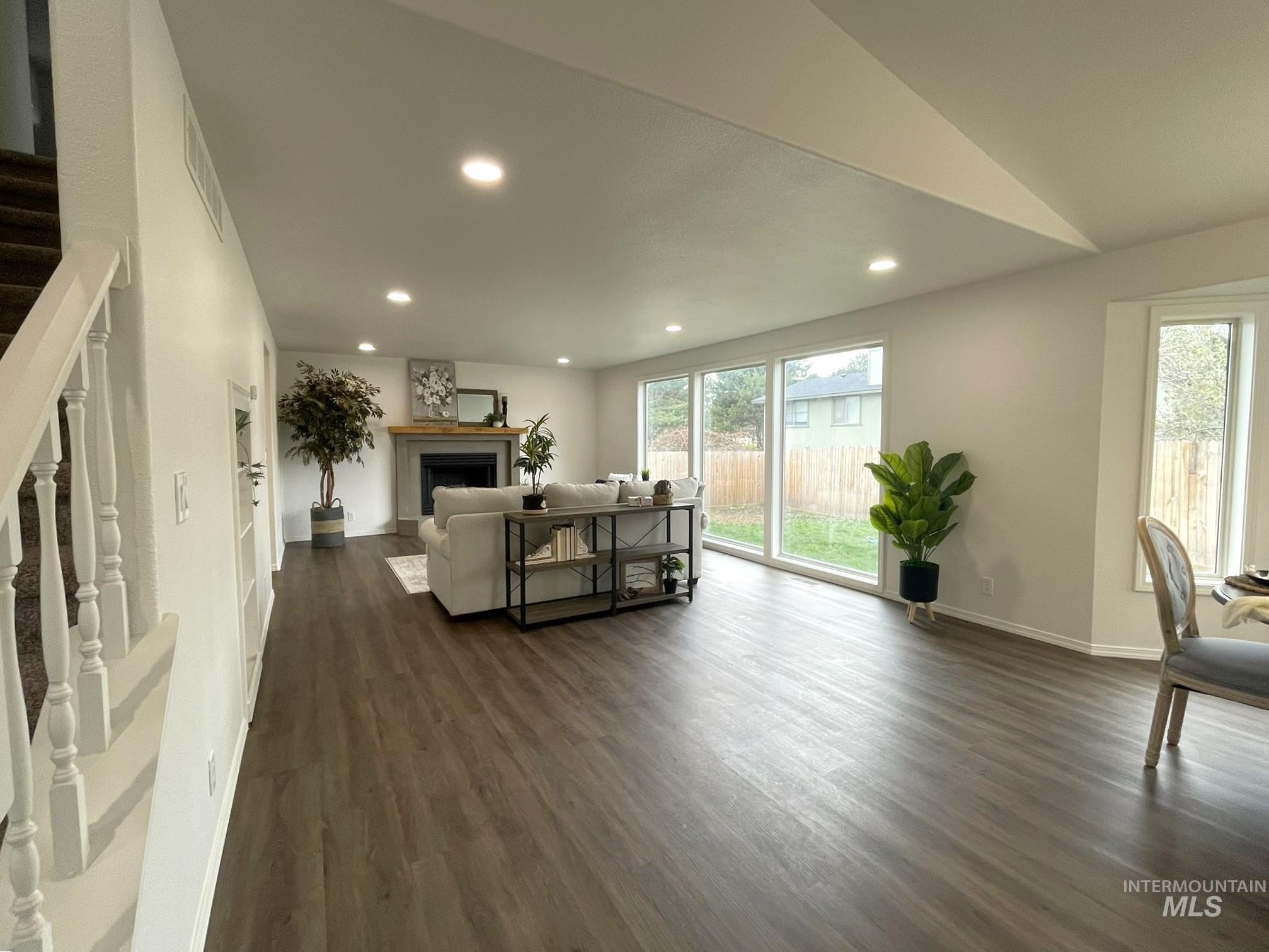 1496 E Falconrim Property Photo 5