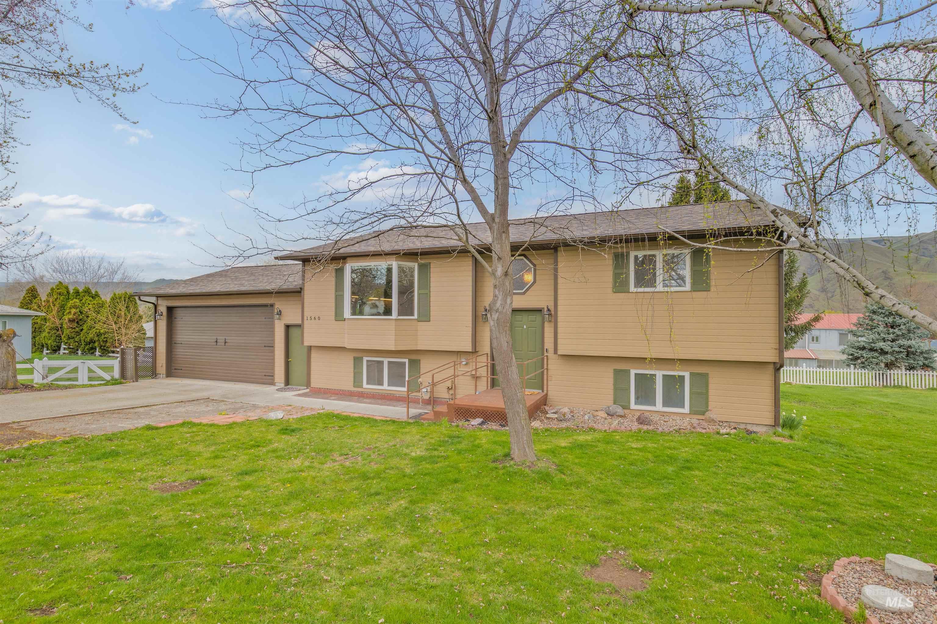 1560 Maple St. Property Photo