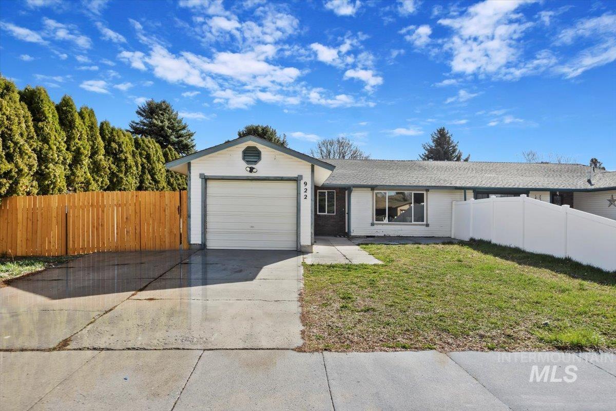 922 Woodriver Dr Property Photo 3