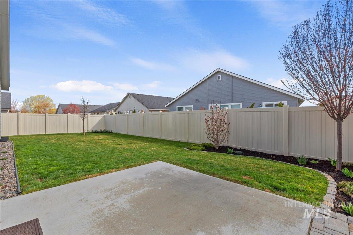 2358 N Destiny Ave. Property Photo 24