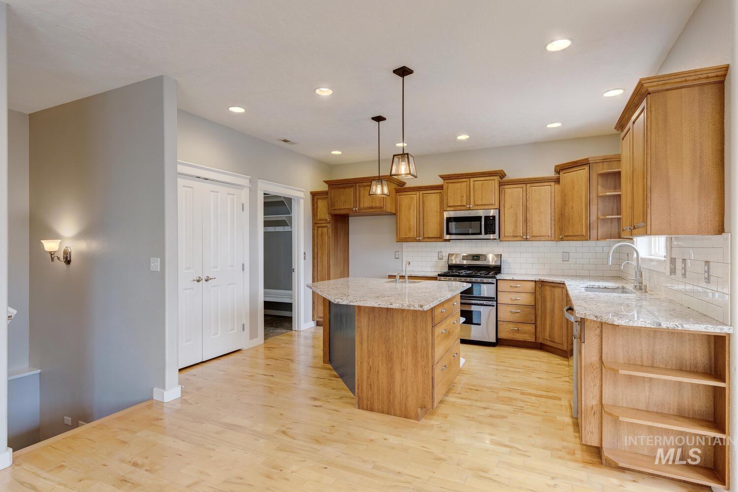 544 S Trunnel Property Photo 4