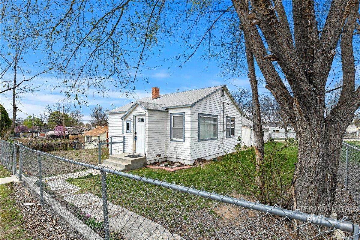 511 18th Ave N Property Photo 1